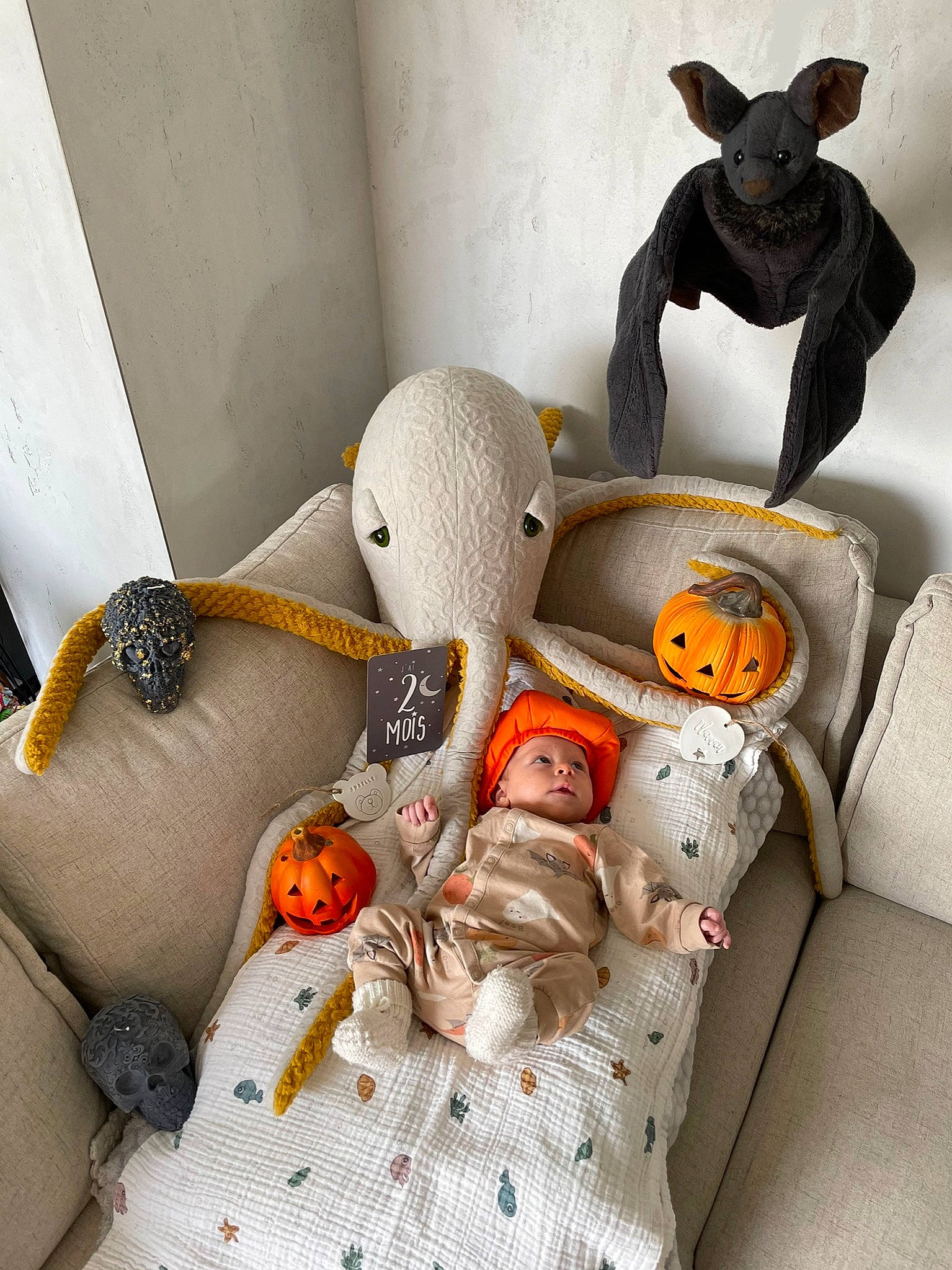 Anaëlle a rejoint le concours — aidez-le/la à gagner de superbes lots ! art, baby_products, baby_toys, carmine, collectable, comfort, headwear, linens, person, plush, room, still_life_photography, stuffed_toy, teddy_bear, textile, toy, white