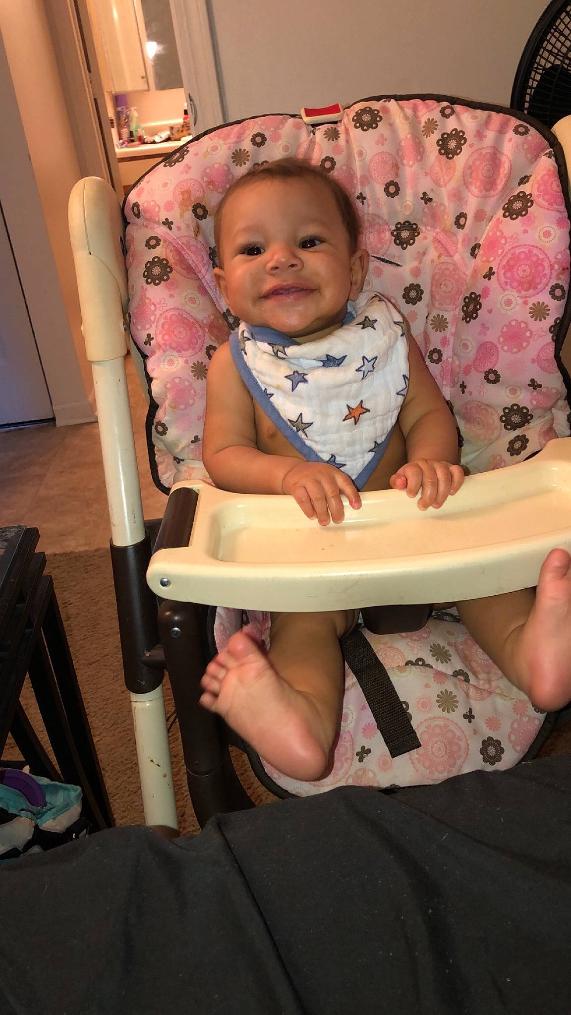 Huxlee is registered to the contest to win money with this photo: baby, cheek, child, joy, leg, person, sitting, skin, toddler