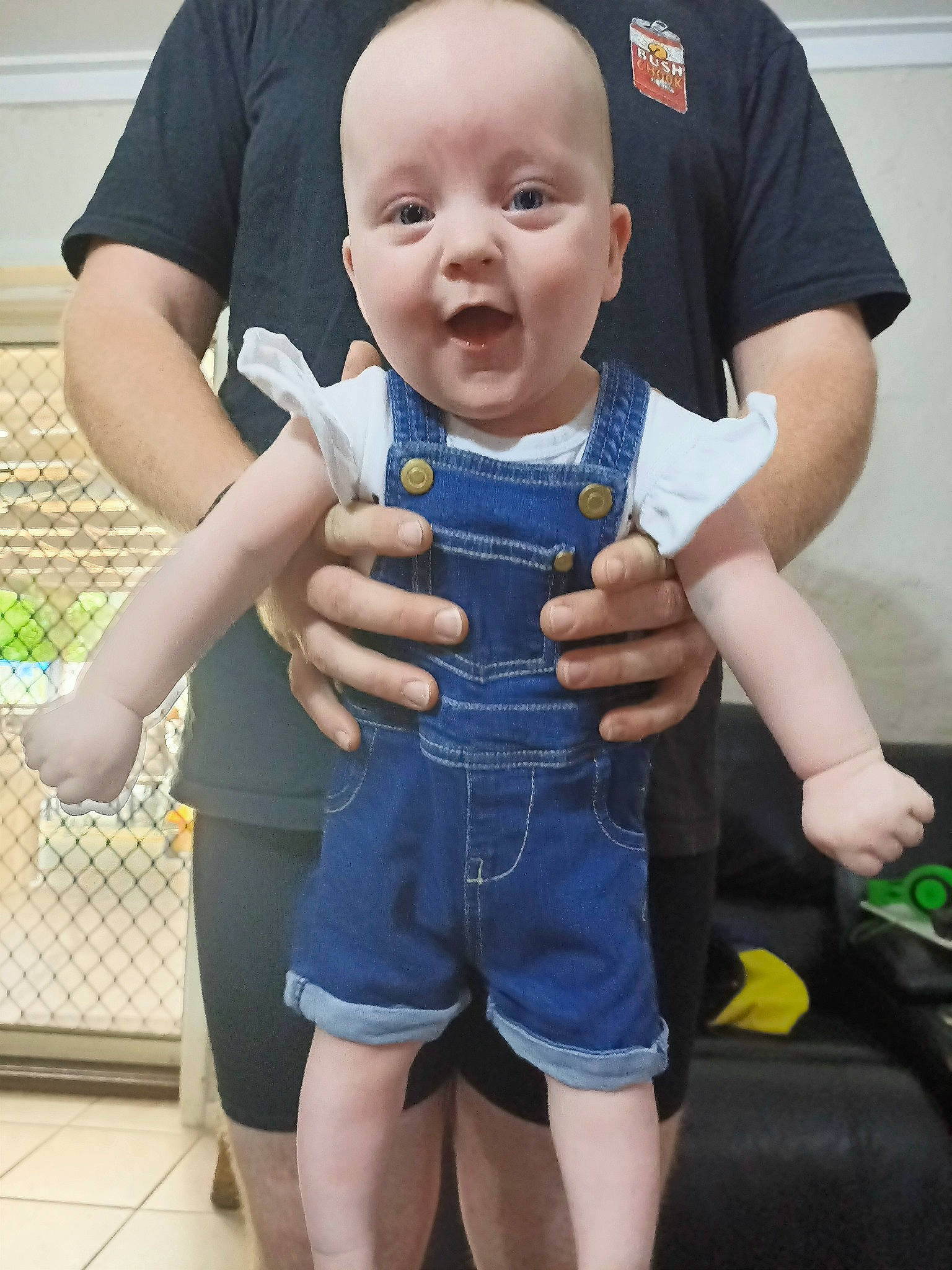 Luciana is registered to the contest to win money with this photo: baby, baby_products, baby_toddler_clothing, child, denim, elbow, electric_blue, face, finger, gesture, human_leg, joint, person, service, sleeve, t_shirt, thigh, thumb, toddler, waist