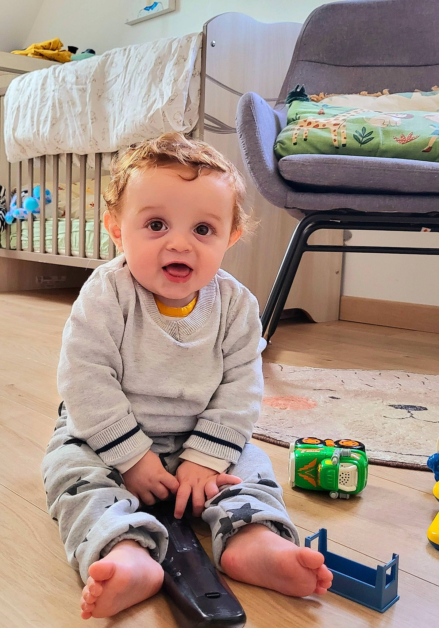 Solal a rejoint le concours — aidez-le/la à gagner de superbes lots ! baby, baby_playing_with_toys, baby_products, baby_toddler_clothing, blue, child, comfort, flooring, fun, green, happy, person, play, room, sitting, sleeve, smile, surprise, toddler, toy