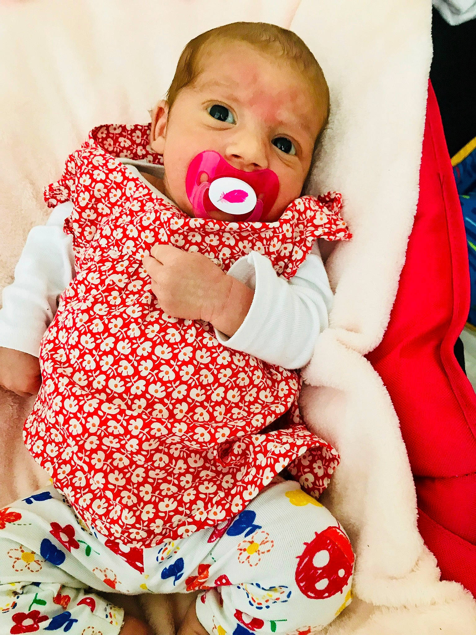 Léa a rejoint le concours — aidez-le/la à gagner de superbes lots ! baby, baby_toddler_clothing, cheek, eye, face, facial_expression, finger, happy, head, human_body, lip, person, photograph, pink, product, red, skin, sleeve, textile, toddler