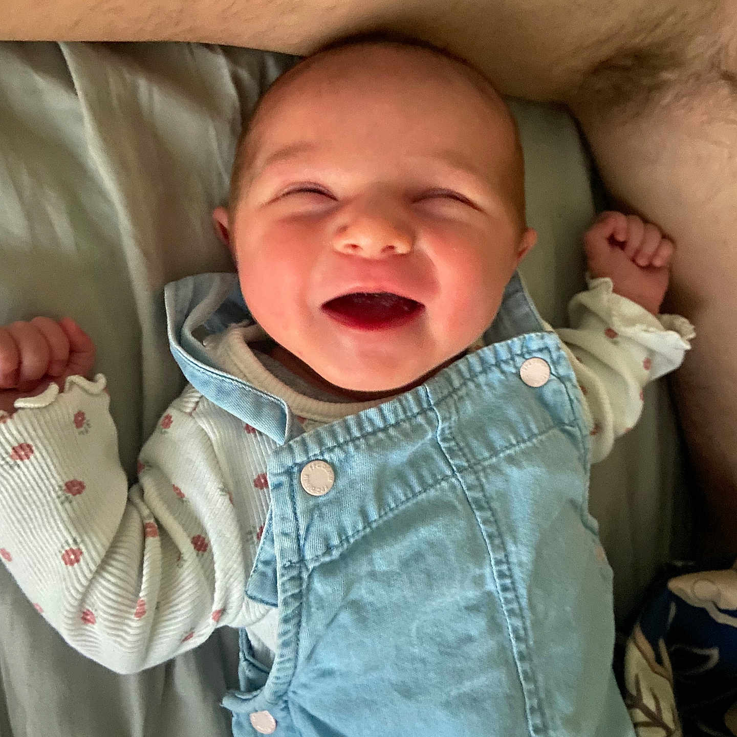 Alwena participe au concours pour gagner de l'argent avec cette photo : baby, bed, blanket, cheerful, closeup, clothing, cute, denim_overalls, face, hand, happy, infant, joy, lying_down, person, rest, skin, sleepwear, smiling, young_child