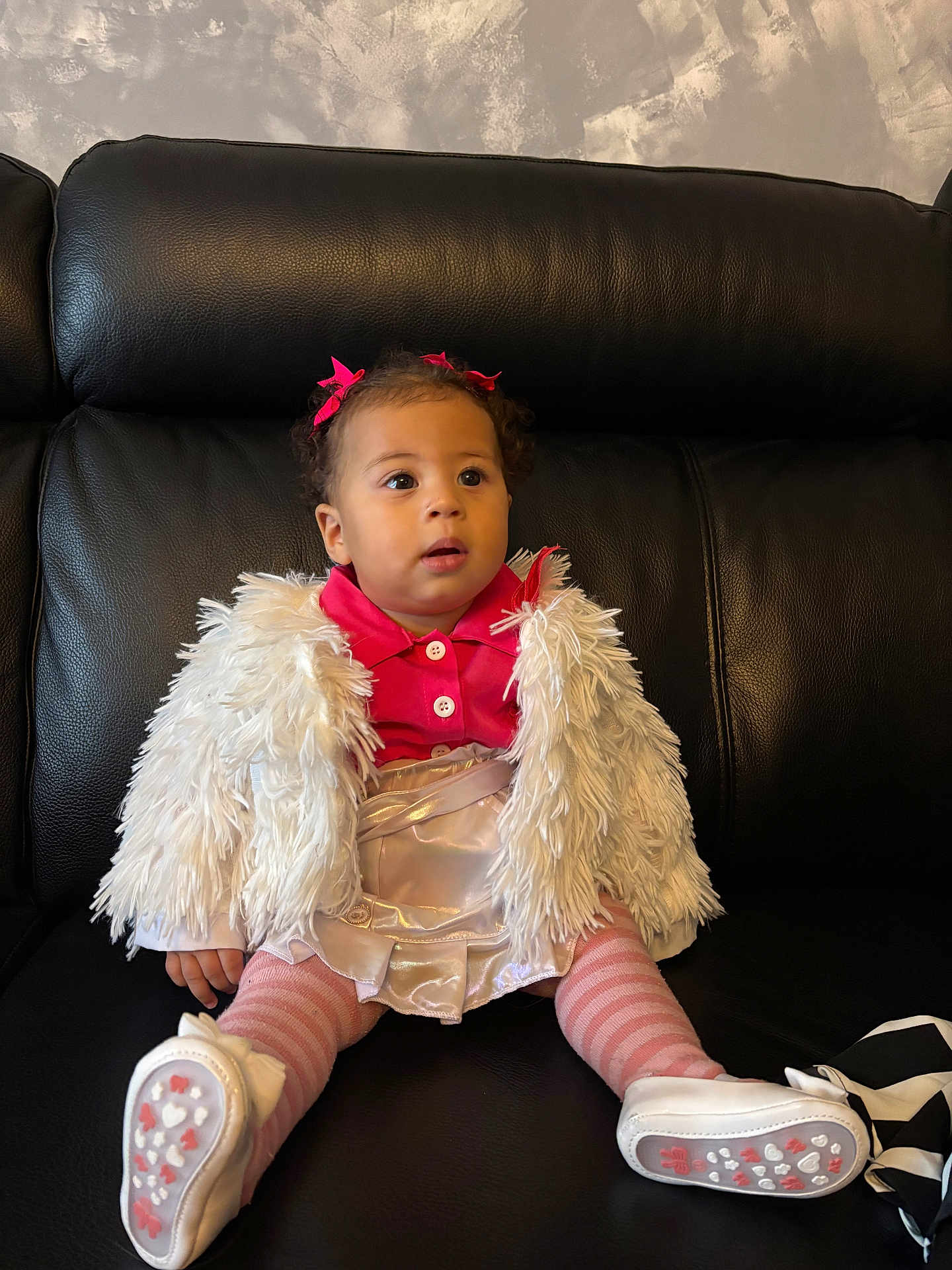 Lavinia a rejoint le concours — aidez-le/la à gagner de superbes lots ! toddler, child, sitting, black_leather_couch, fluffy_jacket, pink_tights, shiny_skirt, bows, curly_hair, indoor, footwear, cute, portrait, young_child, clothing, fashion, person, expression, couch, furniture