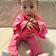 Lavinia a rejoint le concours — aidez-le/la à gagner de superbes lots ! baby_shoes, child, closeup, comb, curious, curly_hair, cute, fabric, headband, indoor_lighting, indoors, pink_clothing, playful, portrait, sitting, small_hands, soft_lighting, texture, toddler, young_child