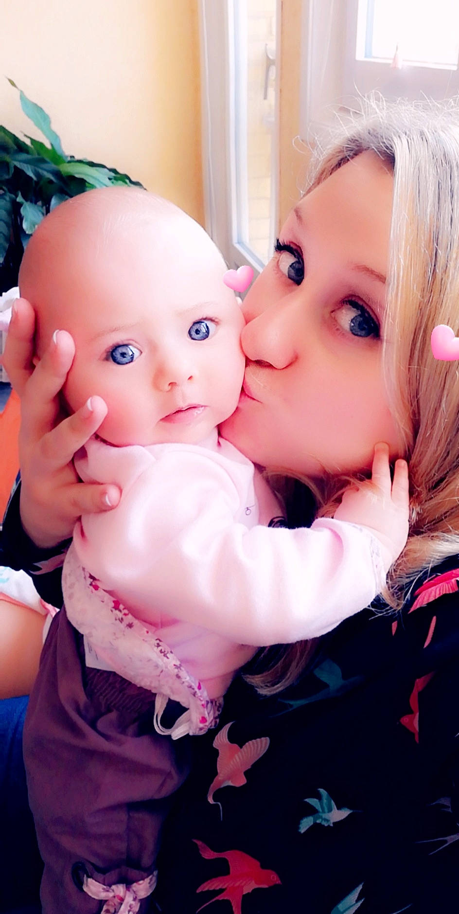 Clélia participe au concours pour gagner de l'argent avec cette photo : baby, blond, cheek, child, eye, face, finger, forehead, gesture, head, human, interaction, lip, mother, mouth, nose, person, pink, product, skin