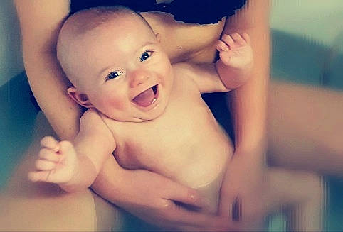 Clélia a rejoint le concours — aidez-le/la à gagner de superbes lots ! abdomen, baby, baby_laughing, baby_making_funny_faces, cheek, child, facial_expression, finger, fun, hand, happy, joy, laugh, muscle, person, photography, skin, smile, toddler