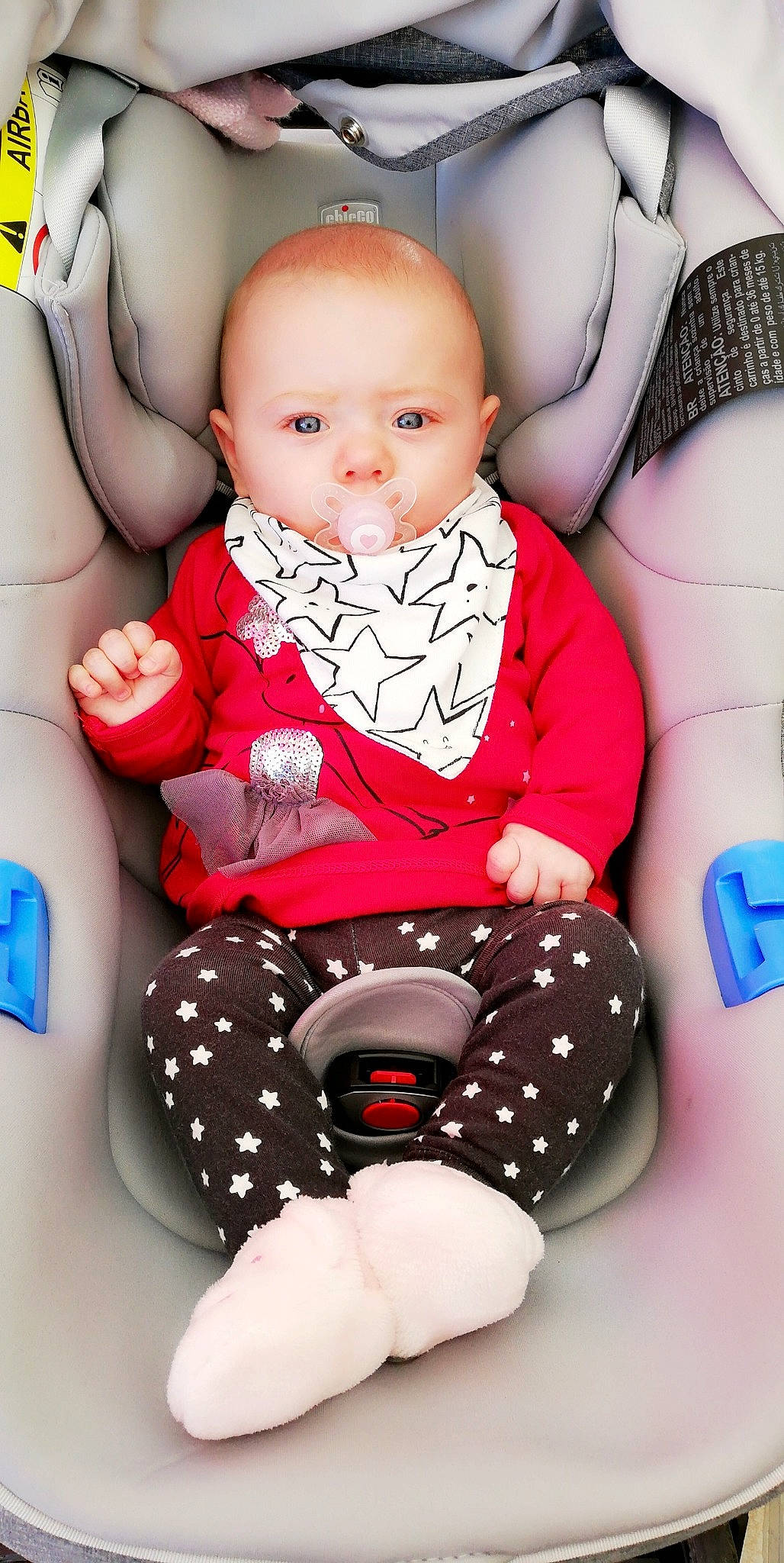 Clélia participe au concours pour gagner de l'argent avec cette photo : baby, baby_in_car_seat, baby_products, baby_toddler_clothing, child, person, product, sitting, toddler