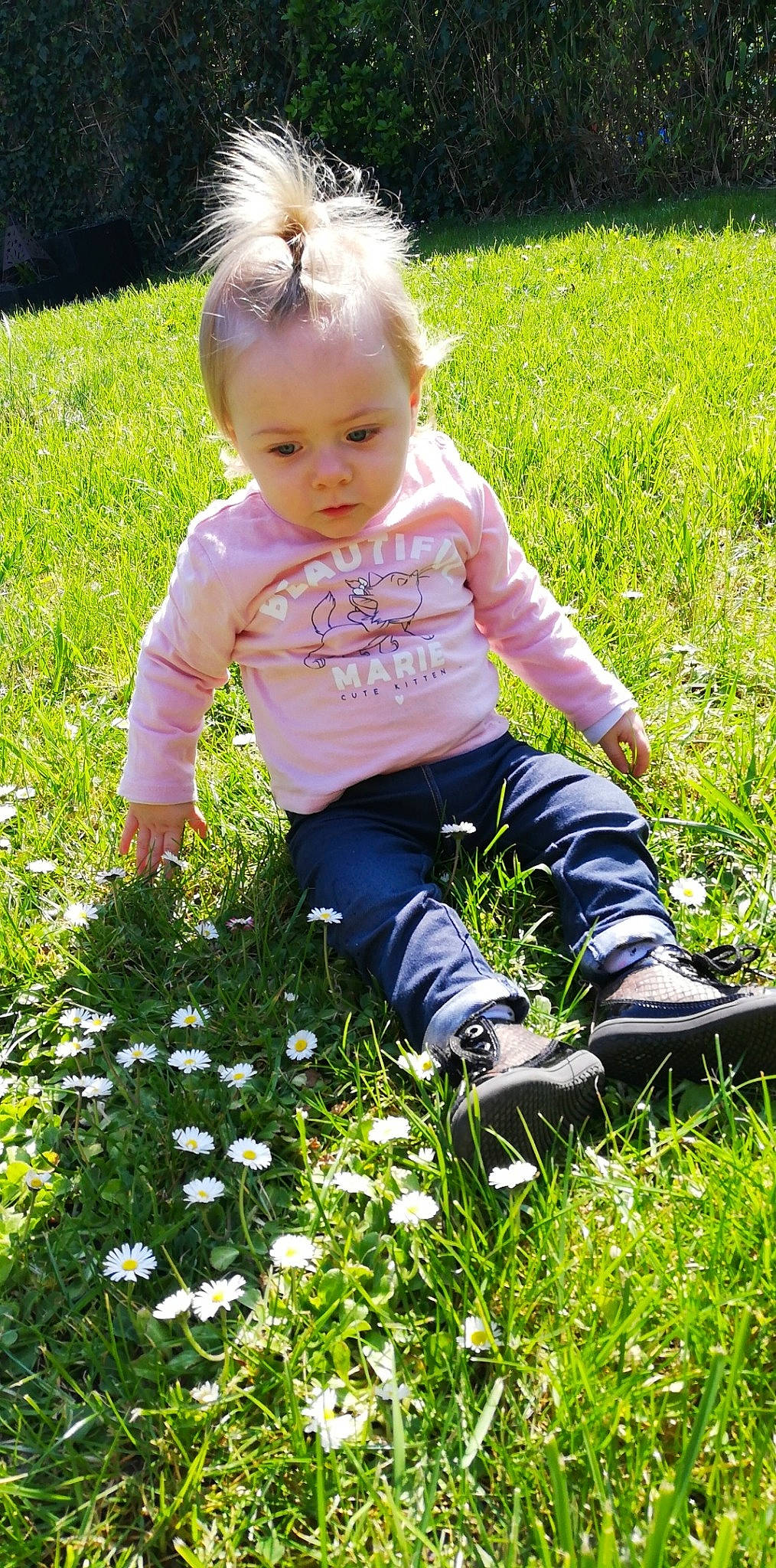 Clélia a rejoint le concours — aidez-le/la à gagner de superbes lots ! baby, botany, child, flower, garden, grass, grass_family, groundcover, lawn, leaf, meadow, people_in_nature, person, plant, play, smile, spring, summer, toddler, wildflower