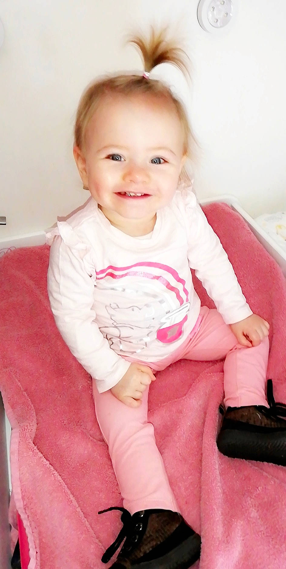 Clélia participe au concours pour gagner de l'argent avec cette photo : baby, baby_products, baby_toddler_clothing, cheek, child, joy, lip, person, pink, sitting, skin, smile, toddler