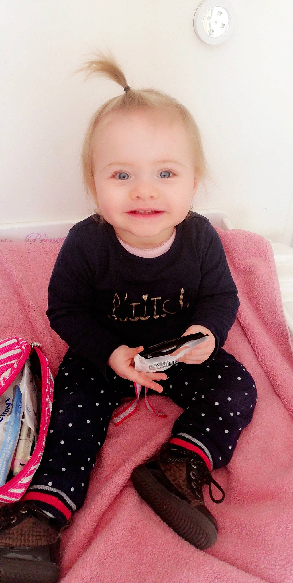 Clélia participe au concours pour gagner de l'argent avec cette photo : baby, baby_products, baby_toddler_clothing, cheek, child, joy, pattern, person, pink, product, sitting, skin, smile, toddler