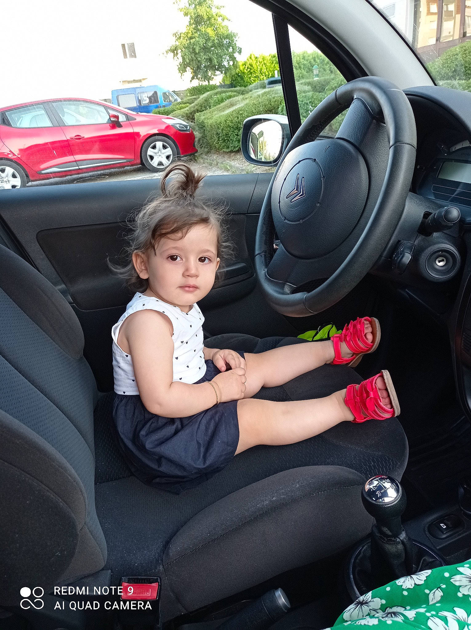 Imen a rejoint le concours — aidez-le/la à gagner de superbes lots ! automotive_design, automotive_exterior, automotive_tire, automotive_wheel_system, car, car_seat, car_seat_cover, flash_photography, mode_of_transport, motor_vehicle, person, personal_luxury_car, plant, shoe, sneakers, steering_part, steering_wheel, toddler, vehicle, vehicle_door