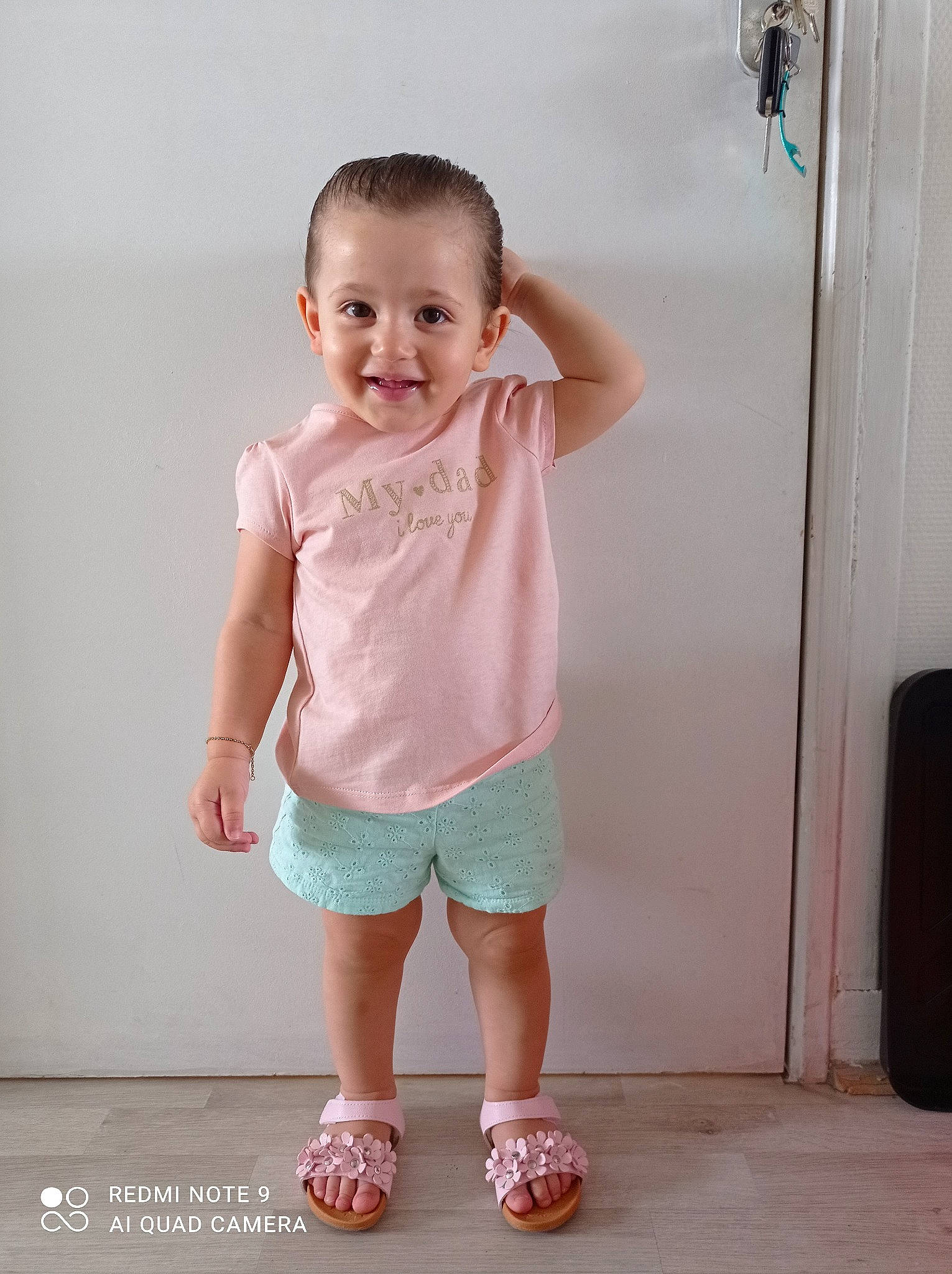 Imen participe au concours pour gagner de l'argent avec cette photo : baby, baby_toddler_clothing, dress, happy, joint, joy, knee, leg, magenta, neck, pattern, person, pink, shorts, shoulder, skin, sleeve, smile, t_shirt, thigh