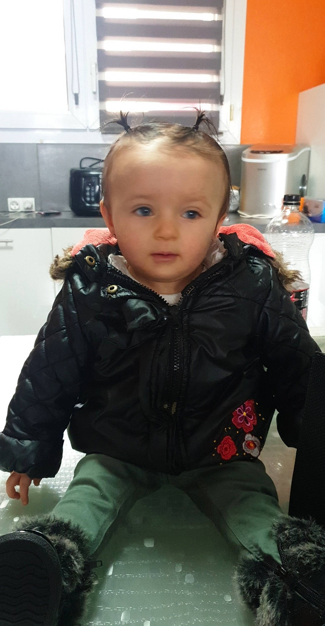 Liya a rejoint le concours — aidez-le/la à gagner de superbes lots ! baby, cheek, child, cool, face, forehead, hairstyle, head, jacket, outerwear, person, sitting, smile, toddler