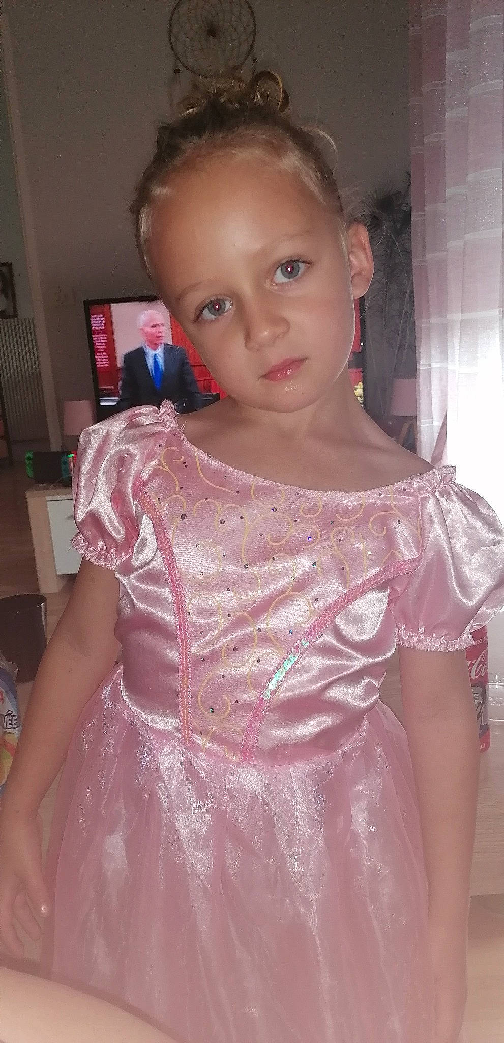 Naya participe au concours pour gagner de l'argent avec cette photo : bridal_accessory, bridal_party_dress, chest, day_dress, dress, embellishment, eye, eyelash, fashion_design, formal_wear, gown, hair, head, neck, one_piece_garment, person, pink, satin, sleeve, trunk