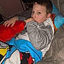 Owen participe au concours pour gagner de l'argent avec cette photo : blanket, blue, brown, casual_clothing, child, childhood, colorful_blanket, comfort, couch, cozy, face, gray_sweater, home, indoor, pillow, portrait, red, relaxing, thumb_sucking, young_child