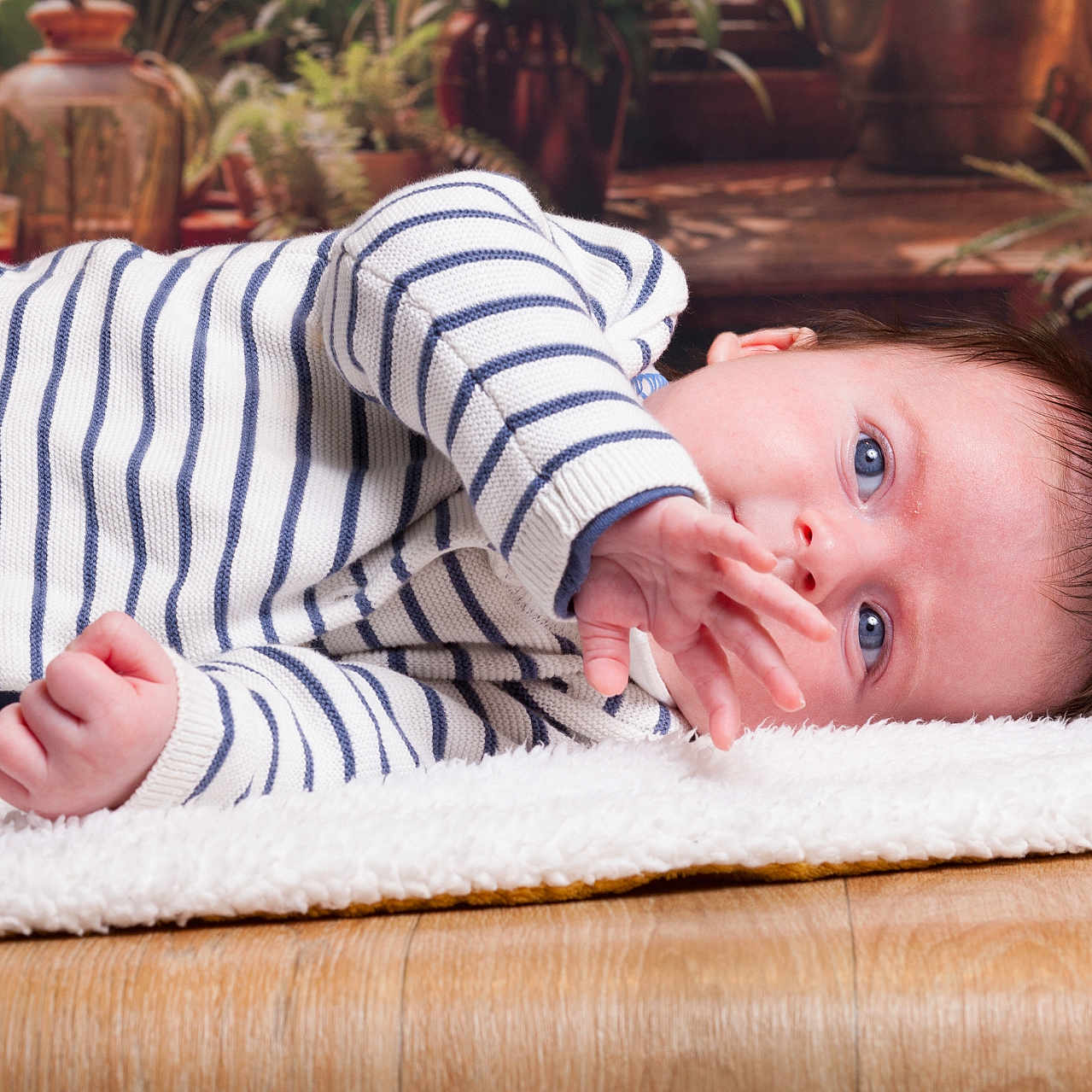 Timéo a rejoint le concours — aidez-le/la à gagner de superbes lots ! baby, blanket, blue_eyes, child, cozy, cute, face, hand, homedecor, indoor, infant, jar, lying_down, plants, portrait, relaxed, soft_texture, striped_sweater, wooden_surface, young_child
