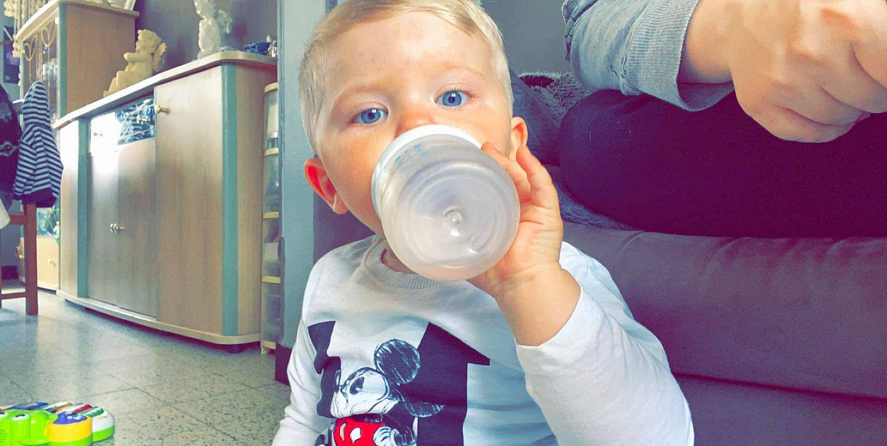 Loukas a rejoint le concours — aidez-le/la à gagner de superbes lots ! baby, camera, child, drinking, person, toddler, water