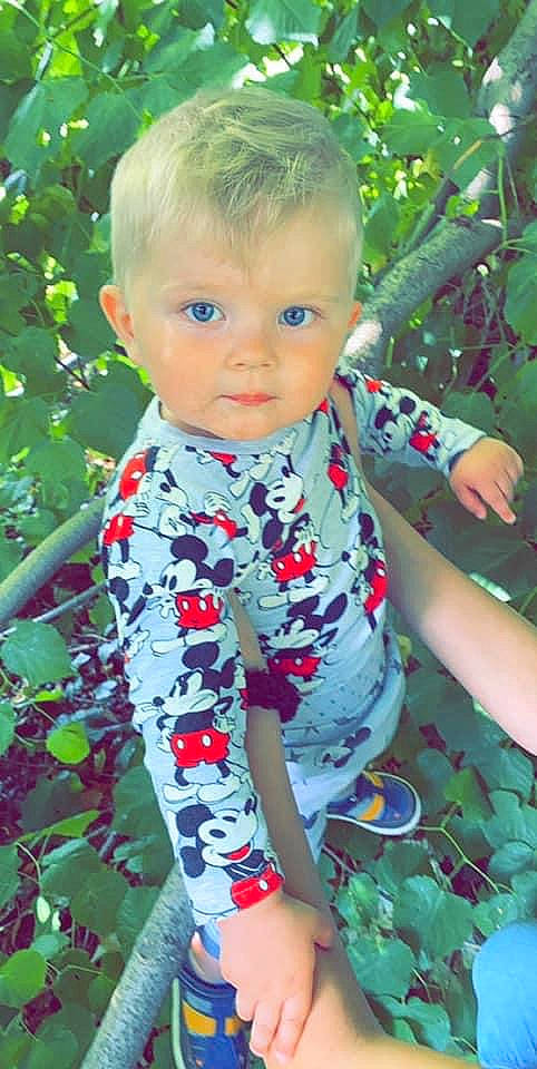 Loukas participe au concours pour gagner de l'argent avec cette photo : baby, baby_products, baby_toddler_clothing, child, pattern, person, plant, play, product, sleeve, toddler