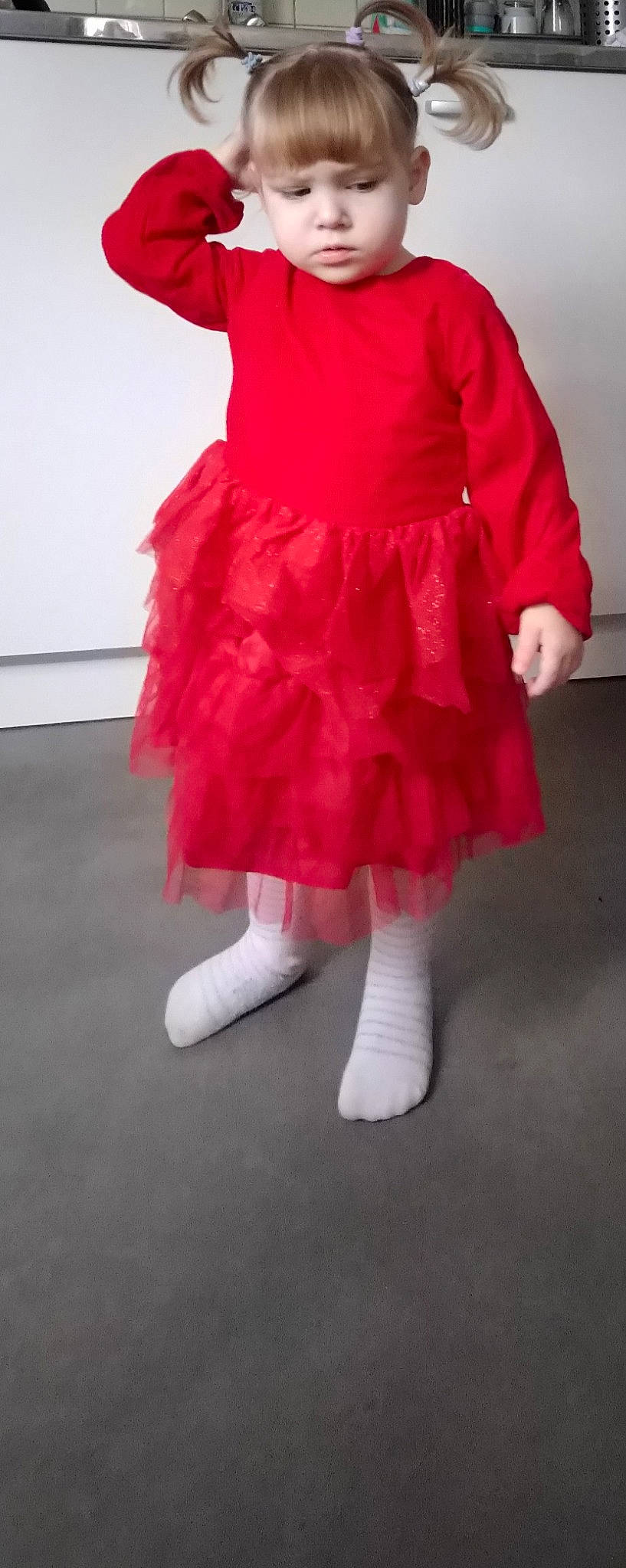 Carla Maria a rejoint le concours — aidez-le/la à gagner de superbes lots ! ballet_tutu, clothing, cocktail_dress, costume, dance, dress, fashion_accessory, footwear, joint, leg, magenta, person, pink, red, ruffle, shoe, shoulder, sleeve, textile, tights