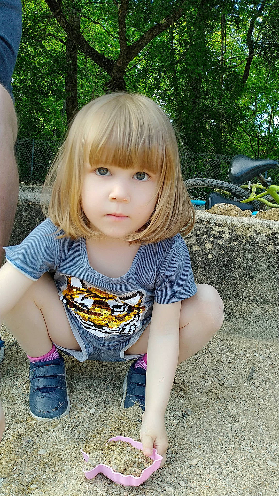 Carla Maria a rejoint le concours — aidez-le/la à gagner de superbes lots ! baby_toddler_clothing, bangs, blond, electric_blue, eye, fun, grass, happy, head, iris, layered_hair, leisure, long_hair, people_in_nature, person, pink, plant, skin, t_shirt, toddler