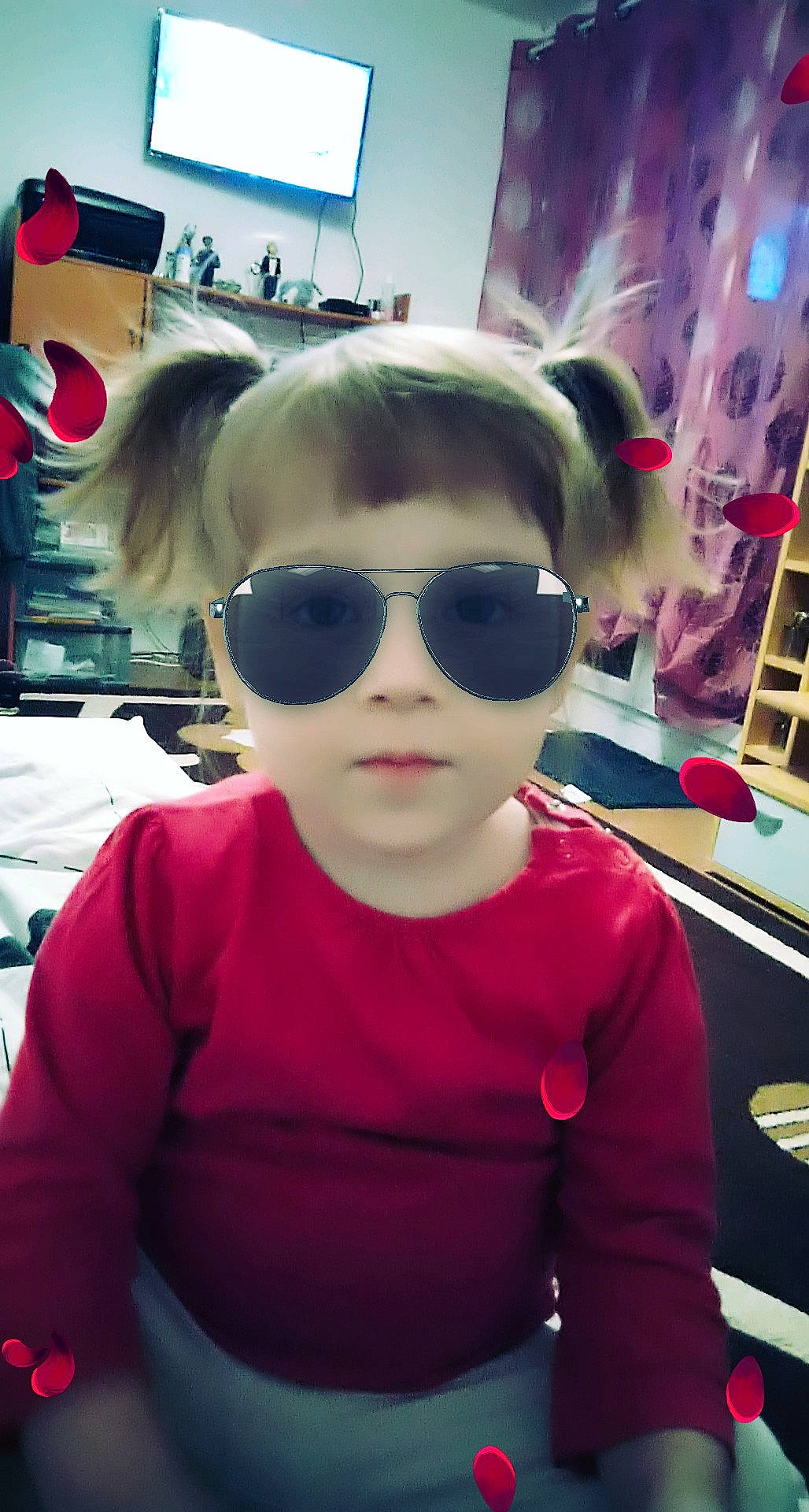 Carla Maria a rejoint le concours — aidez-le/la à gagner de superbes lots ! black_hair, child, cool, ear, eyewear, face, fun, glasses, hair, hairstyle, head, lip, person, photography, pink, selfie, smile, snapshot, sunglasses, toddler