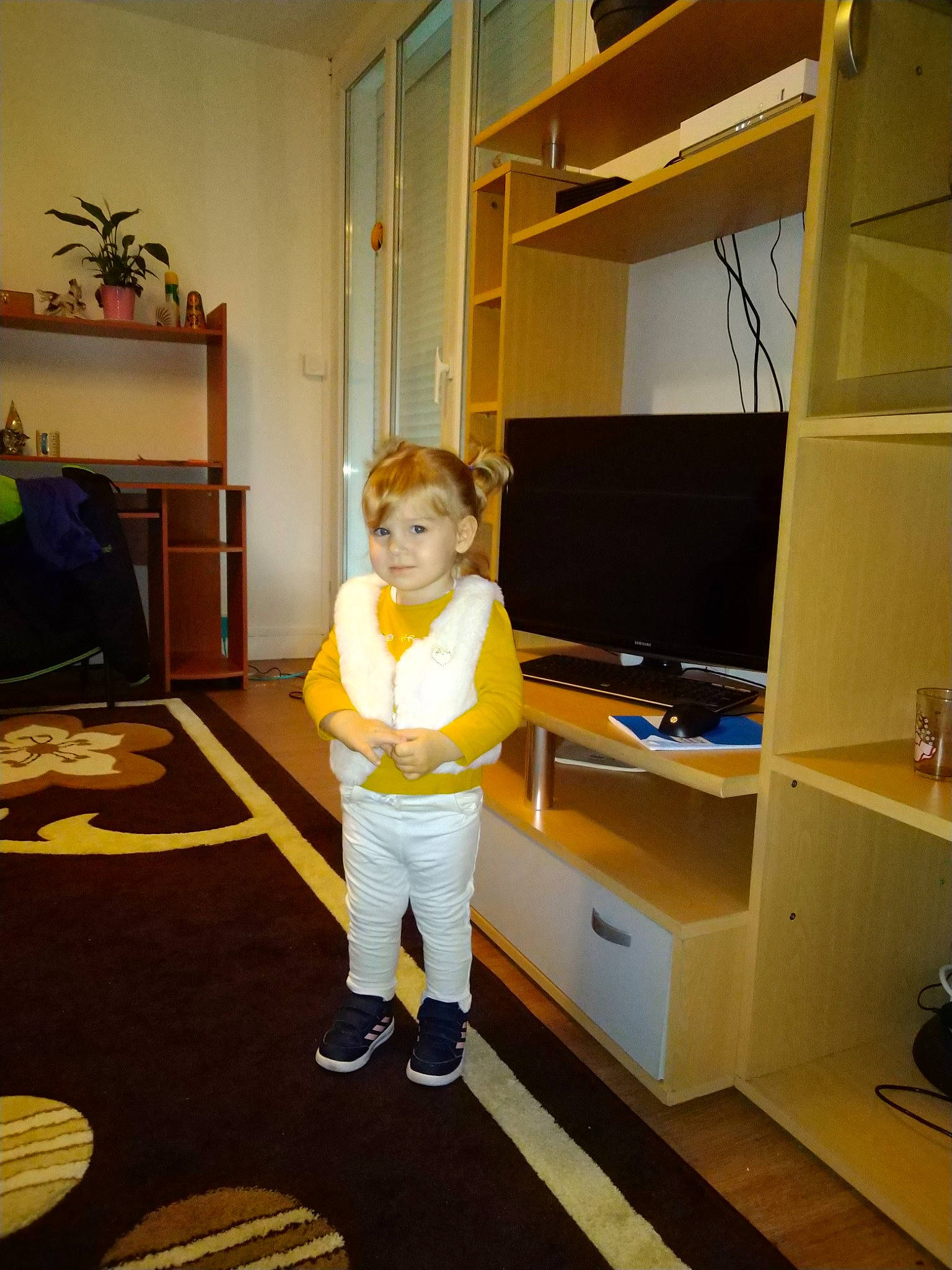 Carla a rejoint le concours — aidez-le/la à gagner de superbes lots ! cabinetry, child, cupboard, desk, flooring, furniture, house, kitchen, person, room, standing, toddler, yellow