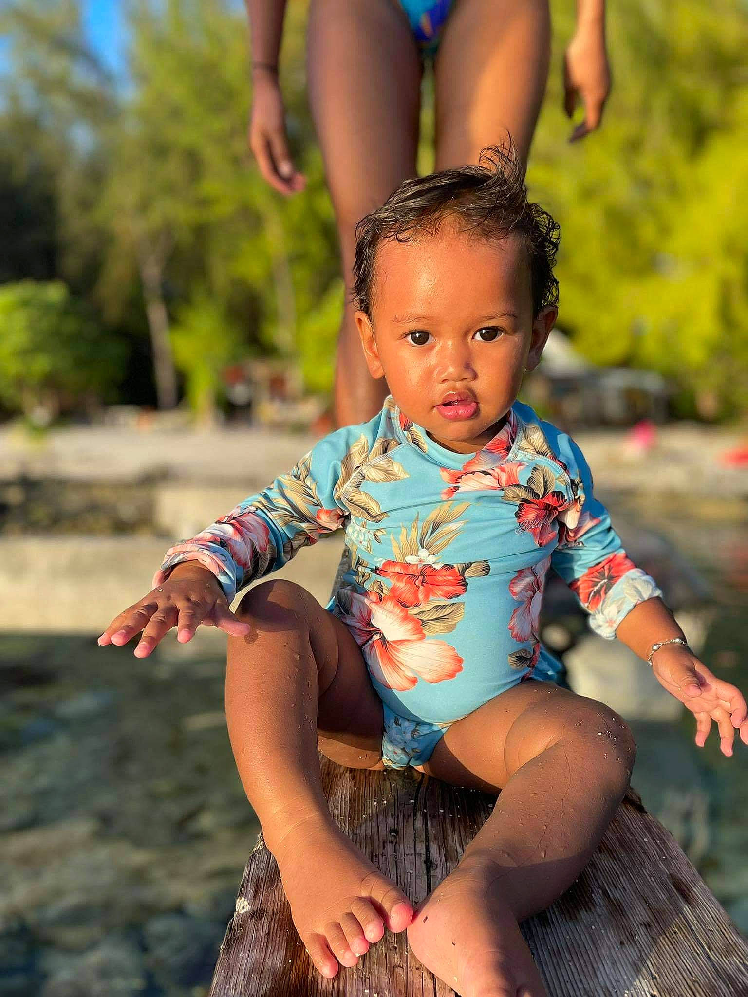 Heemai participe au concours pour gagner de l'argent avec cette photo : baby_toddler_clothing, blue, face, fashion, finger, gesture, grass, green, happy, head, leg, leisure, people_in_nature, person, photograph, shoulder, standing, summer, thigh, toddler