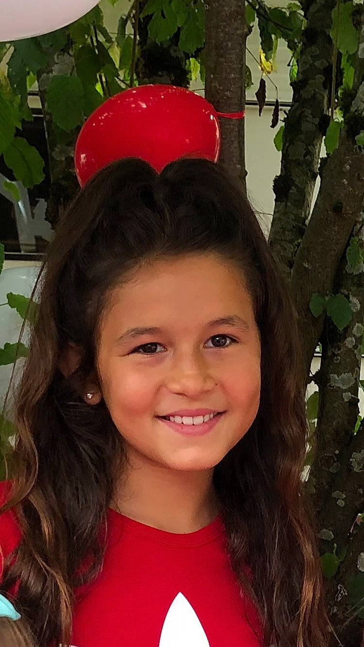 Whitney participe au concours pour gagner de l'argent avec cette photo : black_hair, child, chin, eyebrow, eyelash, fun, hairstyle, happy, iris, joy, lip, long_hair, magenta, people_in_nature, person, pink, red, skin, smile, t_shirt