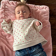 Lysiana a rejoint le concours — aidez-le/la à gagner de superbes lots ! baby, infant, pink_blanket, heart_pattern, white_sweatshirt, denim_jeans, single_shoe, wooden_floor, face, eyes, hands, portrait, cozy, blanket, laying_down, cute, clothing, newborn, indoor, head