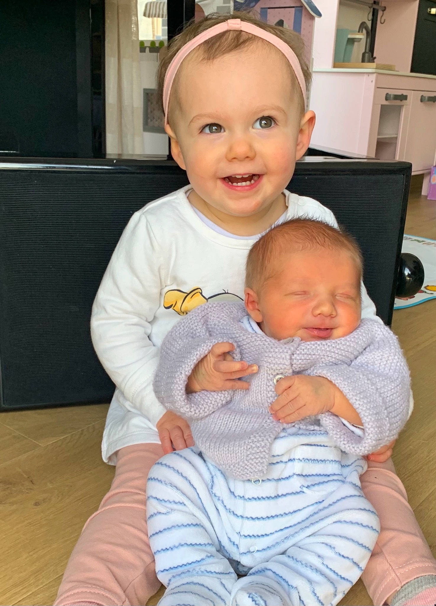 Roxane participe au concours pour gagner de l'argent avec cette photo : arm, baby, baby_toddler_clothing, cheek, chin, comfort, eye, face, facial_expression, finger, happy, head, iris, joy, leg, mouth, person, skin, sleeve, smile