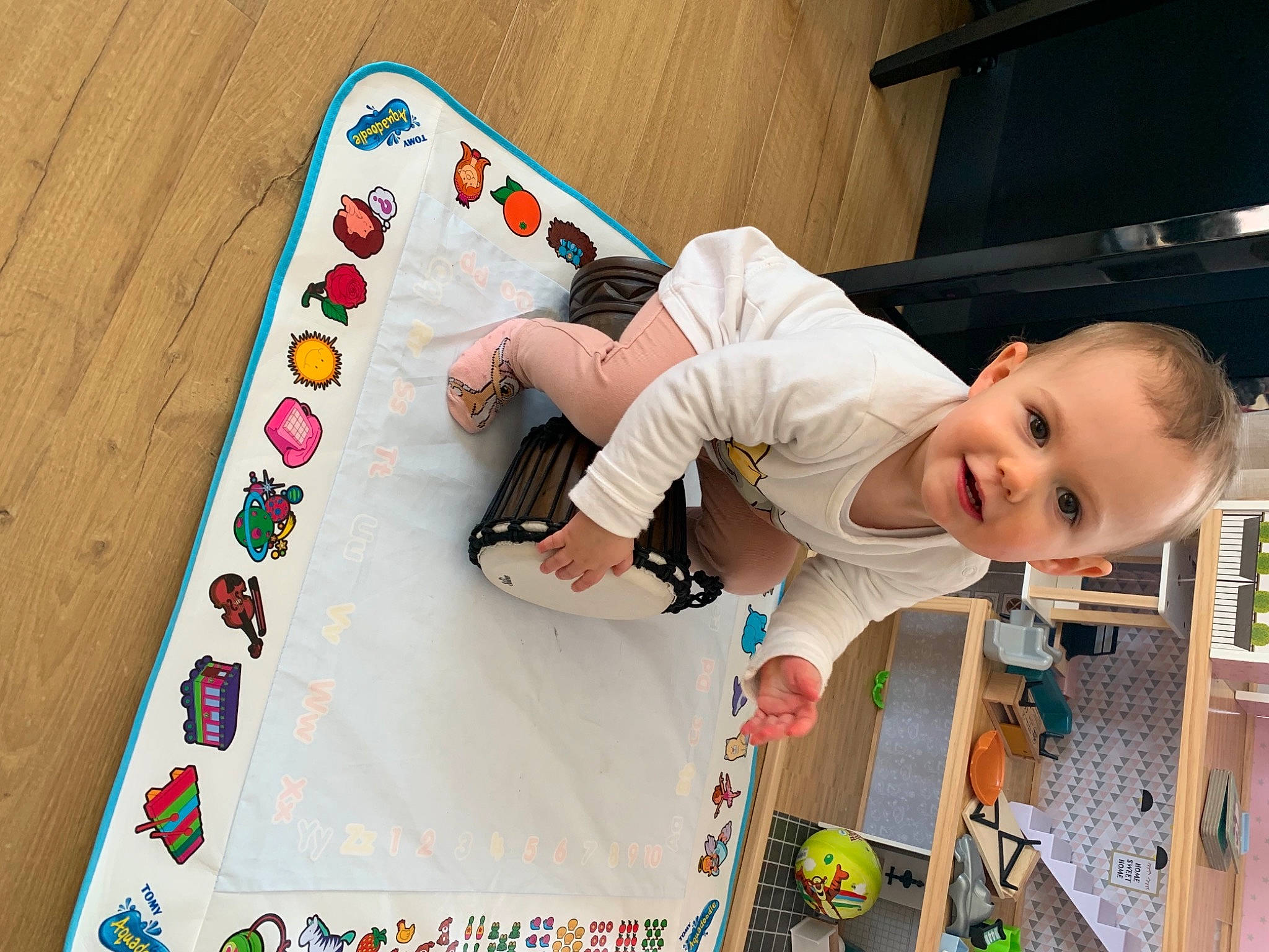 Roxane a rejoint le concours — aidez-le/la à gagner de superbes lots ! art, baby, baby_products, baby_safety, baby_toddler_clothing, child, fun, happy, leisure, linens, pattern, person, play, recreation, rectangle, room, smile, t_shirt, toddler, toy