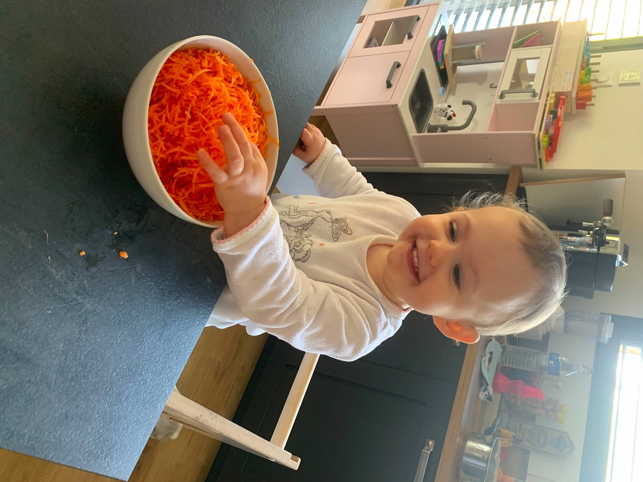 Roxane participe au concours pour gagner de l'argent avec cette photo : baby, bowl, child, circle, cooking, countertop, cuisine, ingredient, joy, kitchen, machine, person, recipe, room, science, smile, space, t_shirt, table, toddler