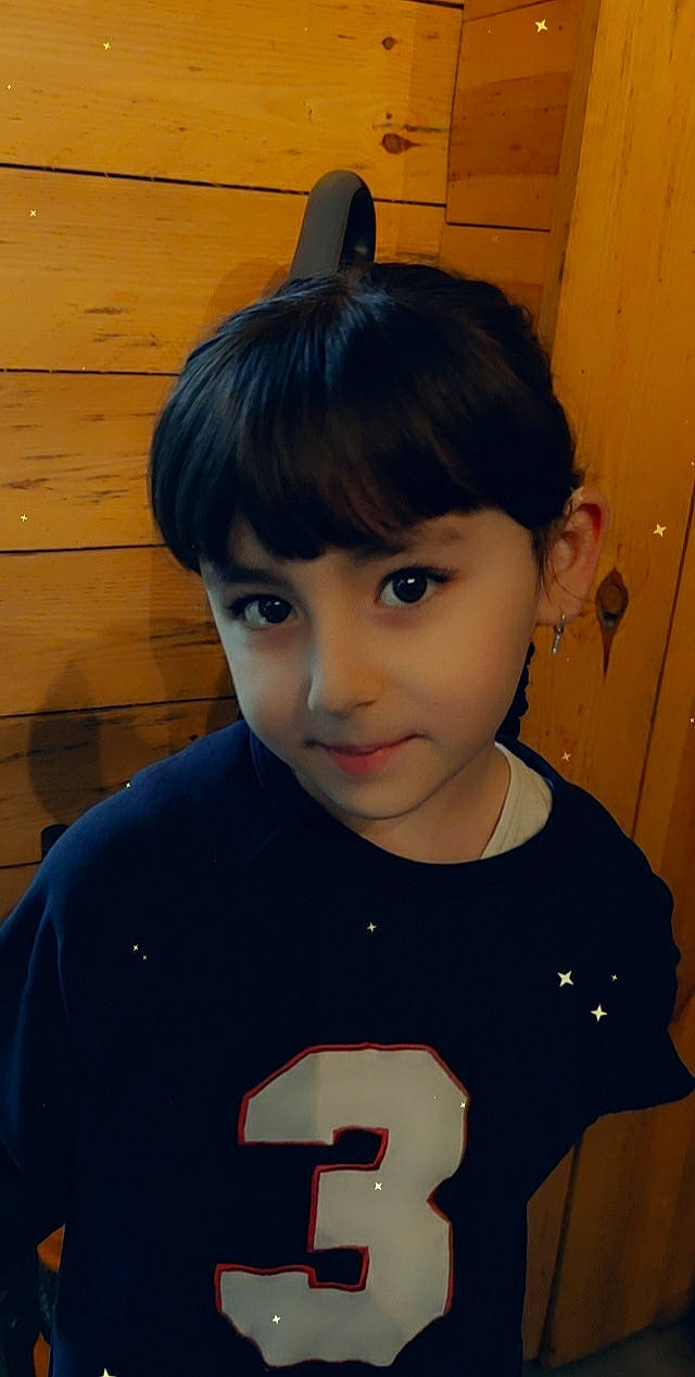 Emma a rejoint le concours — aidez-le/la à gagner de superbes lots ! cheek, chin, eye, eyebrow, eyelash, face, facial_expression, forehead, hair, head, iris, jaw, joy, lip, neck, nose, outerwear, person, shoulder, skin