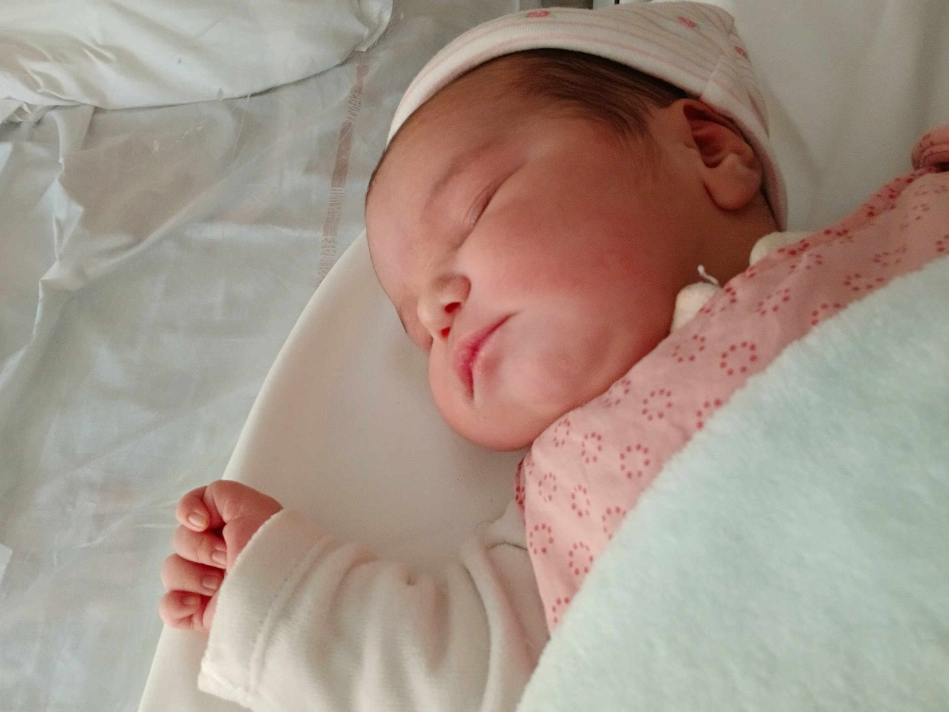 Denitsa a rejoint le concours — aidez-le/la à gagner de superbes lots ! baby, sleeping, newborn, infant, blanket, hat, bed, cozy, peaceful, soft, cute, face, skin, hand, closeup, portrait, indoors, child, rest, comfort