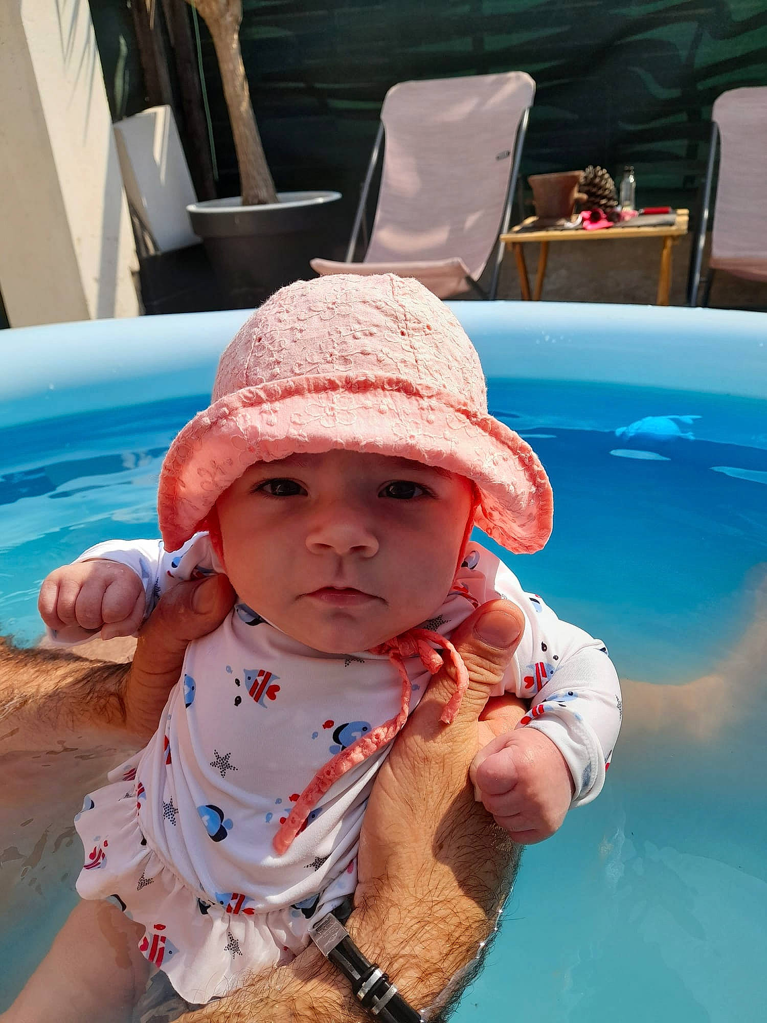 Elina participe au concours pour gagner de l'argent avec cette photo : azure, baby, blue, cap, gesture, green, happy, hat, headwear, leisure, mouth, person, photograph, pink, product, red, skin, sun_hat, toddler, watch