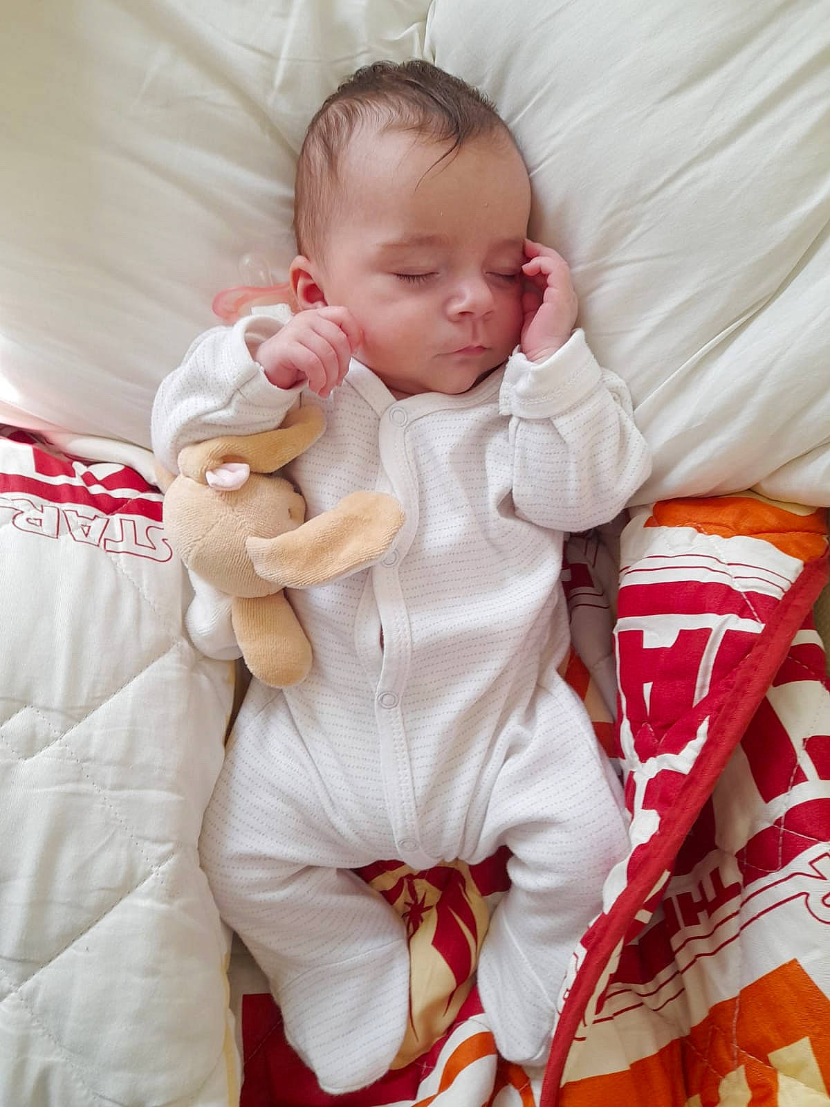 Elina participe au concours pour gagner de l'argent avec cette photo : abdomen, baby, baby_products, baby_sleeping, baby_toddler_clothing, carmine, collar, comfort, event, face, finger, gesture, happy, linens, person, pink, sitting, sleeve, textile, thumb