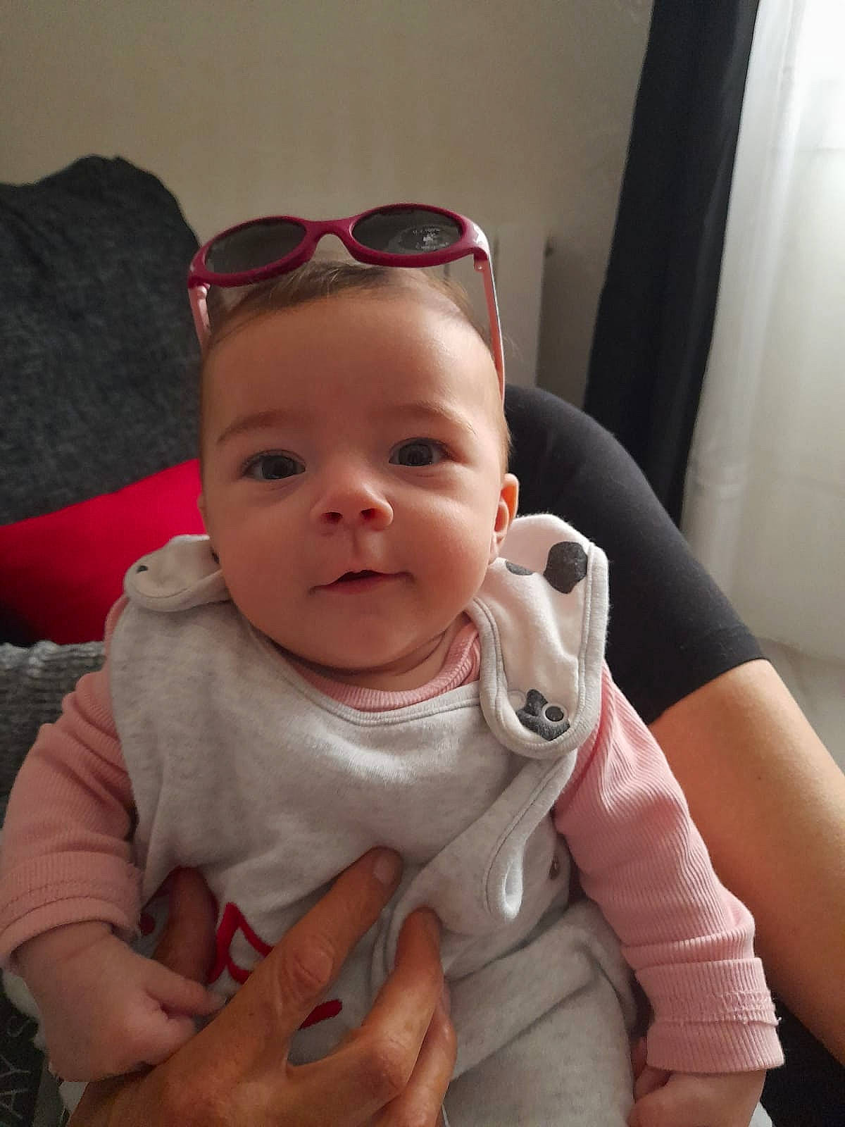 Elina participe au concours pour gagner de l'argent avec cette photo : arm, baby, baby_toddler_clothing, cheek, comfort, curtain, drinkware, eyelash, eyewear, finger, gesture, goggles, hand, iris, lip, mouth, nose, person, skin, sunglasses
