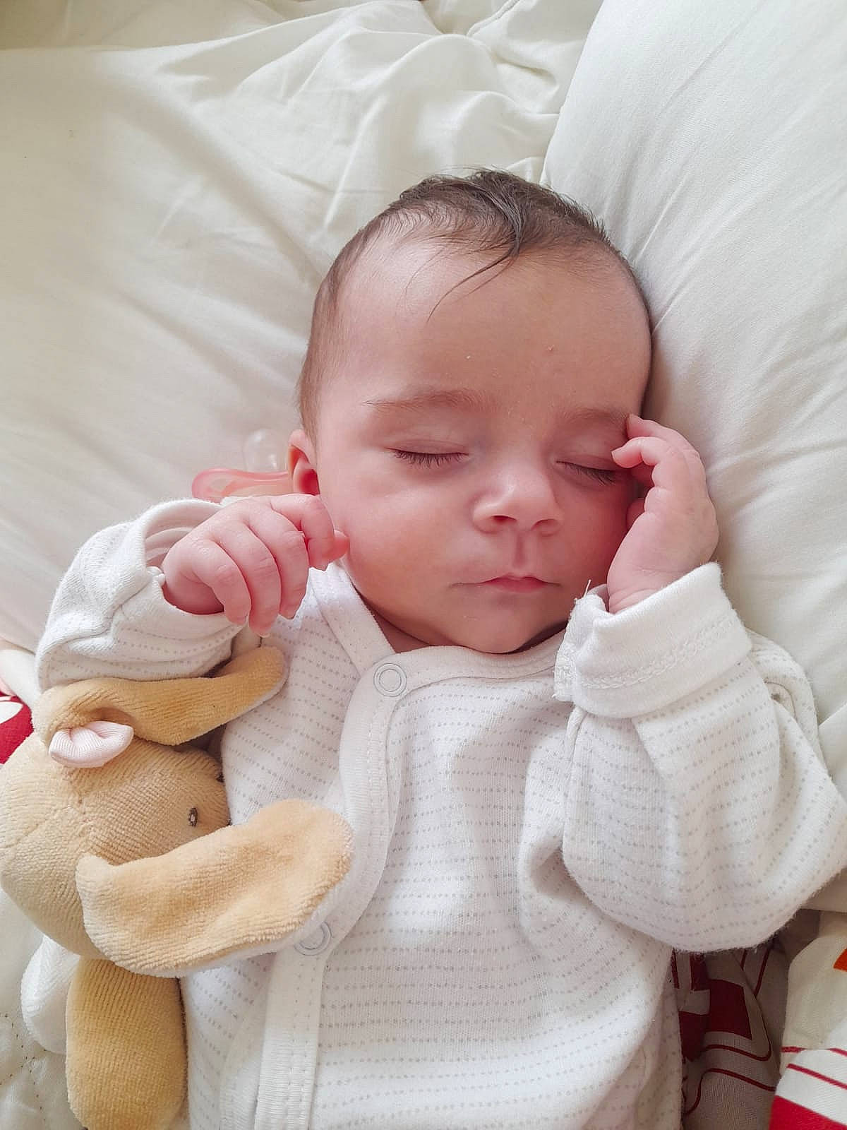 Elina participe au concours pour gagner de l'argent avec cette photo : baby, baby_sleeping, baby_toddler_clothing, cheek, chin, comfort, eye, finger, gesture, head, lip, mouth, nose, person, pink, product, skin, sleeve, textile, toy
