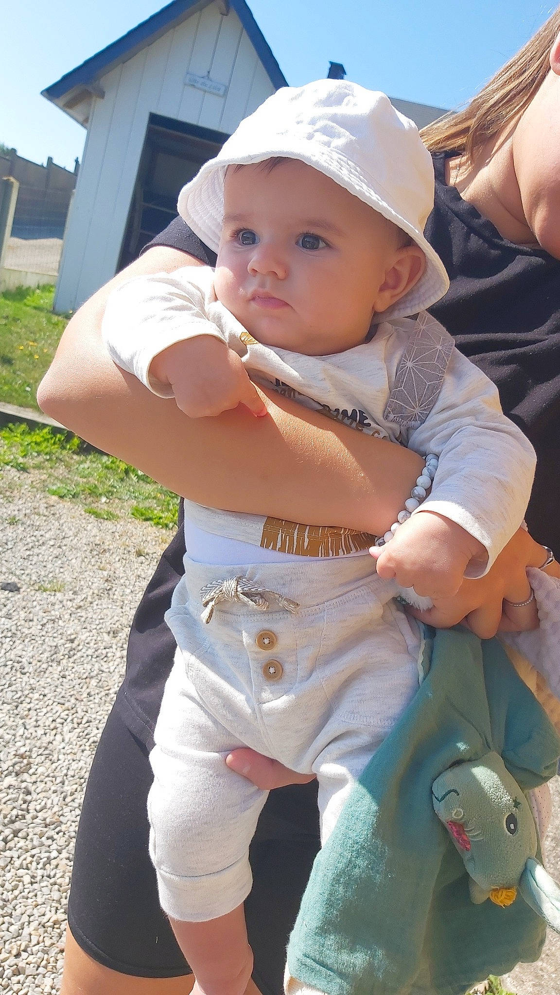 Télio participe au concours pour gagner de l'argent avec cette photo : baby, baby_toddler_clothing, chest, child, event, fashion_accessory, fun, gesture, grass, happy, hat, headwear, lap, person, plant, recreation, sitting, skin, thigh, toddler