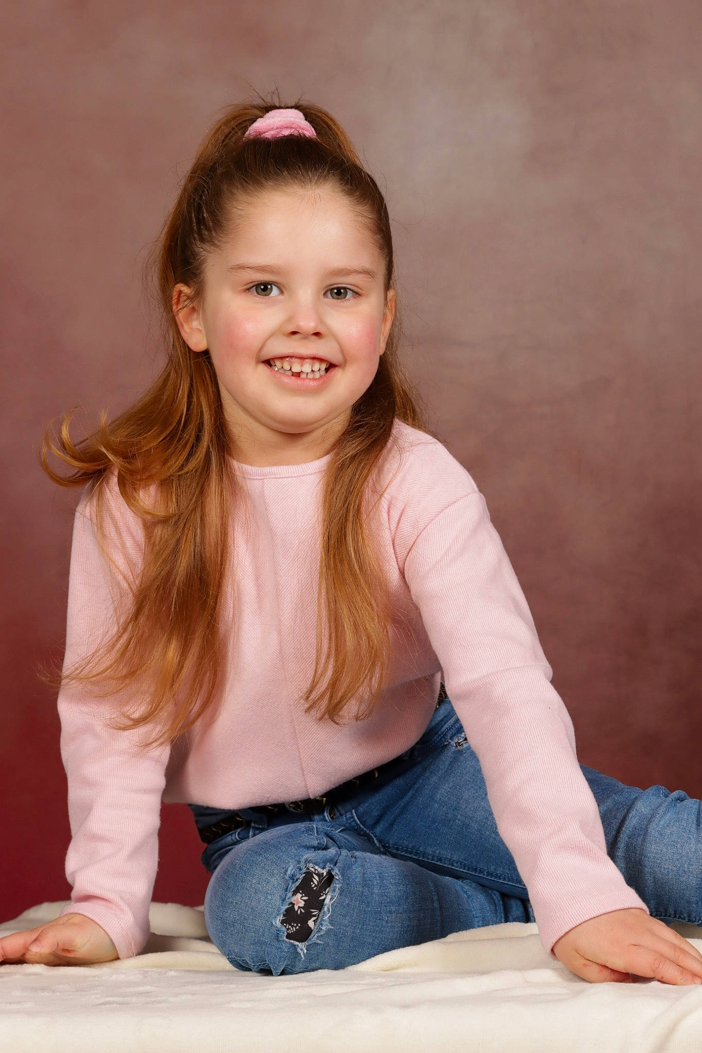 Celia a rejoint le concours — aidez-le/la à gagner de superbes lots ! blond, brown_hair, chin, eyebrow, eyelash, flash_photography, happy, human_leg, iris, jewellery, joy, lip, long_hair, necklace, person, sitting, skin, sleeve, smile, table