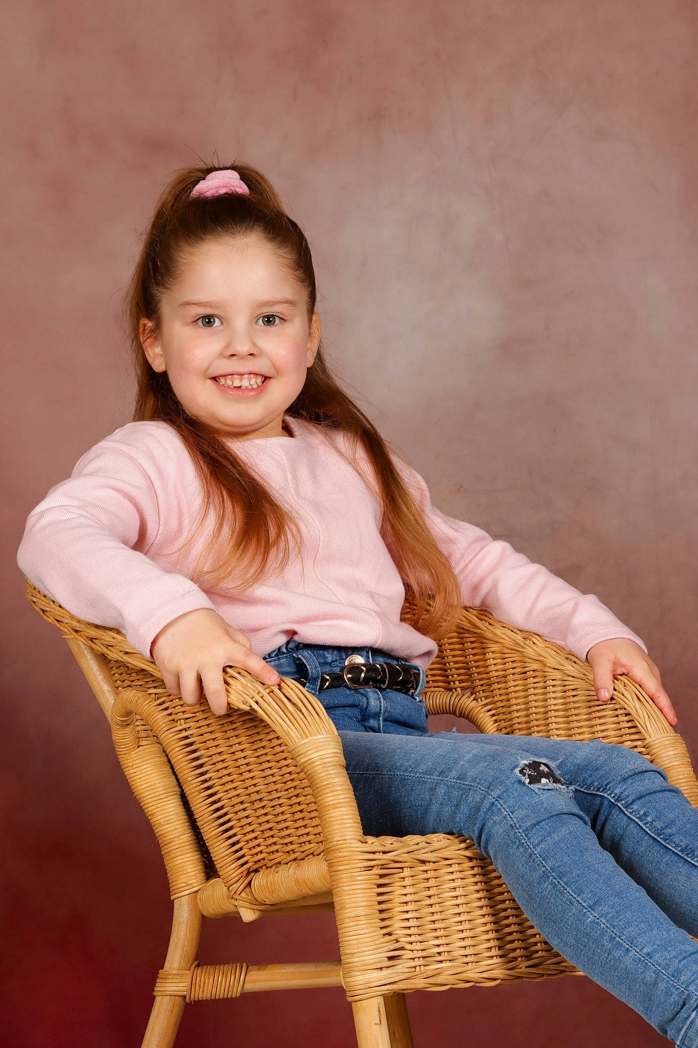 Celia participe au concours pour gagner de l'argent avec cette photo : brown_hair, chair, child, comfort, eye, flash_photography, fun, happy, human, human_leg, jeans, joy, knee, long_hair, person, sitting, skin, sleeve, smile, thigh