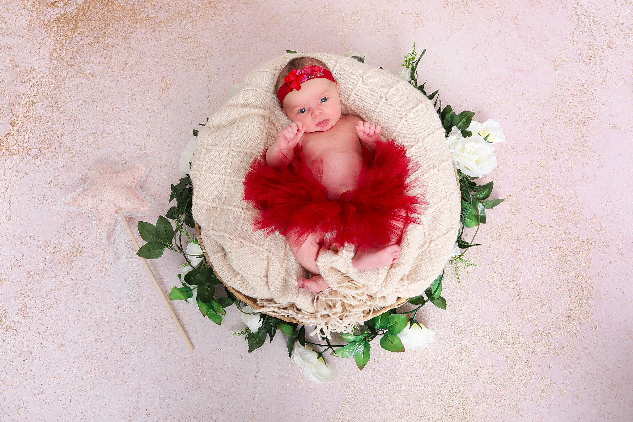 Ornella participe au concours pour gagner de l'argent avec cette photo : artificial_flower, bouquet, christmas_decoration, christmas_ornament, cut_flowers, dress, event, flower, flower_arranging, garden_roses, hair_accessory, head, headgear, headpiece, headwear, human_body, peach, person, petal, picture_frame