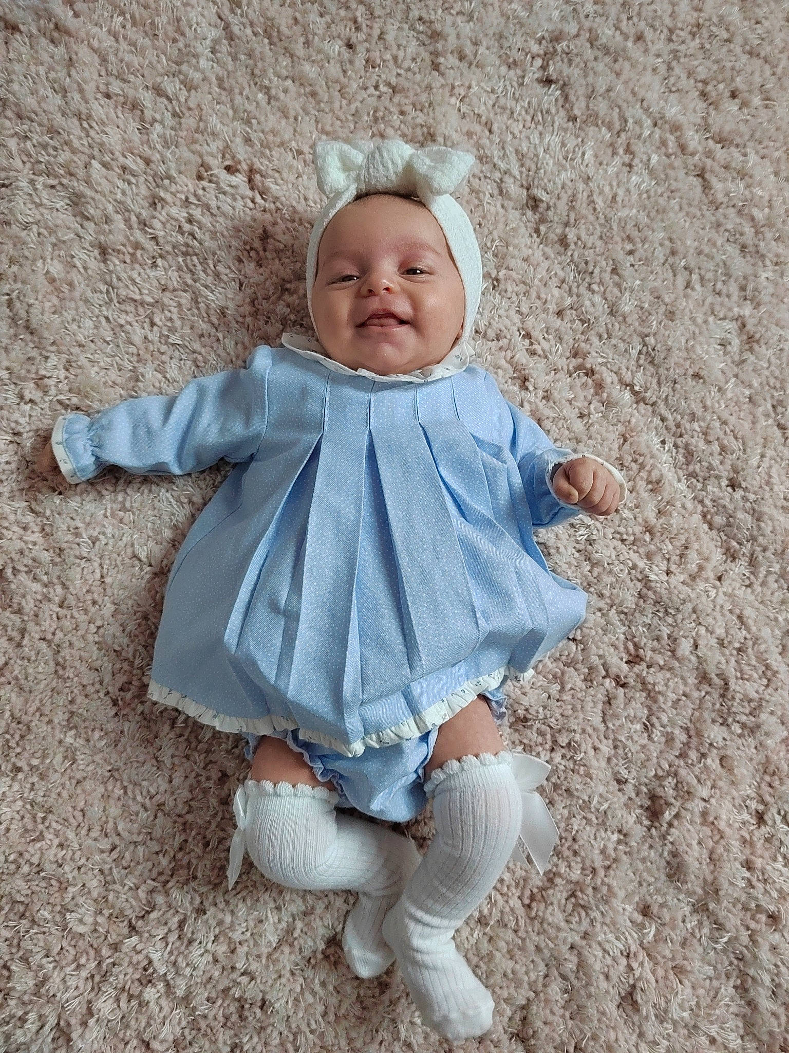 Ornella participe au concours pour gagner de l'argent avec cette photo : baby, baby_toddler_clothing, barefoot, child, fashion_accessory, foot, fun, grass, happy, human_leg, pattern, people_in_nature, person, play, sand, sitting, sleeve, sock, toddler, vacation