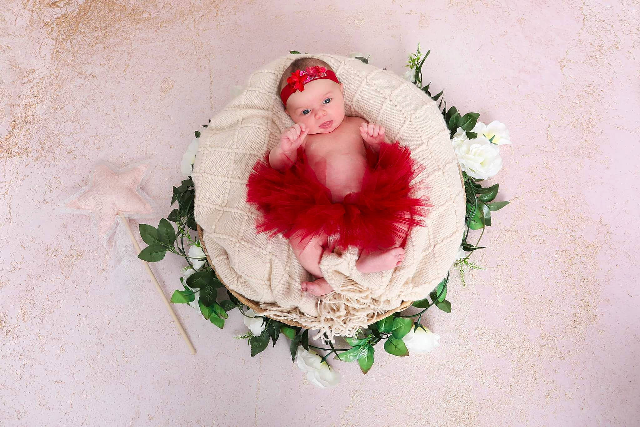 Ornella a rejoint le concours — aidez-le/la à gagner de superbes lots ! artificial_flower, bouquet, christmas_decoration, christmas_ornament, cut_flowers, dress, event, fashion_accessory, flower, flower_arranging, hair_accessory, head, headgear, headpiece, headwear, human_body, peach, person, petal, picture_frame