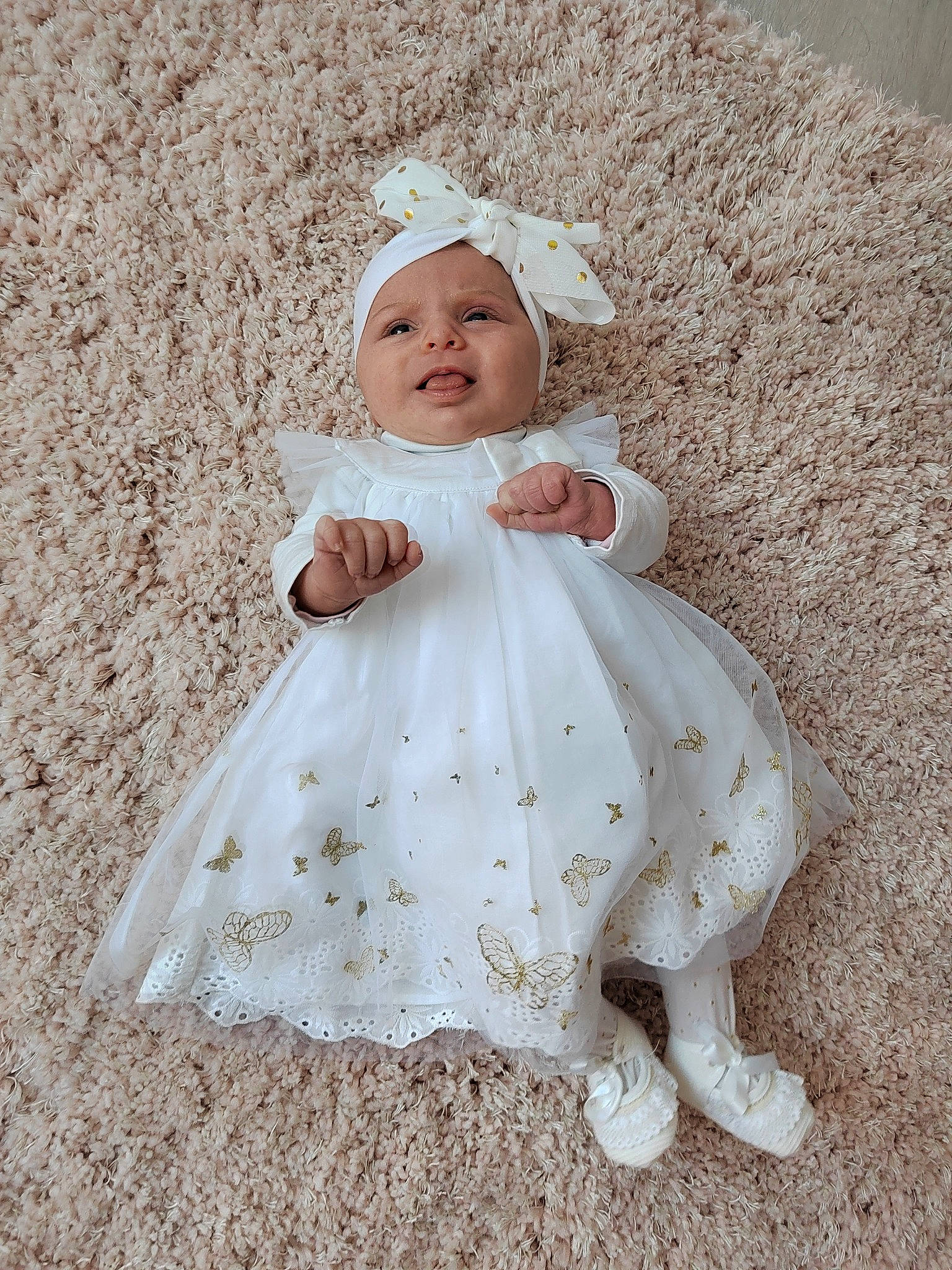 Ornella a rejoint le concours — aidez-le/la à gagner de superbes lots ! baby, baby_toddler_clothing, beauty, bridal_accessory, child, day_dress, dress, embellishment, face, fashion_accessory, happy, head, headgear, headwear, pattern, peach, people_in_nature, person, petal, sitting