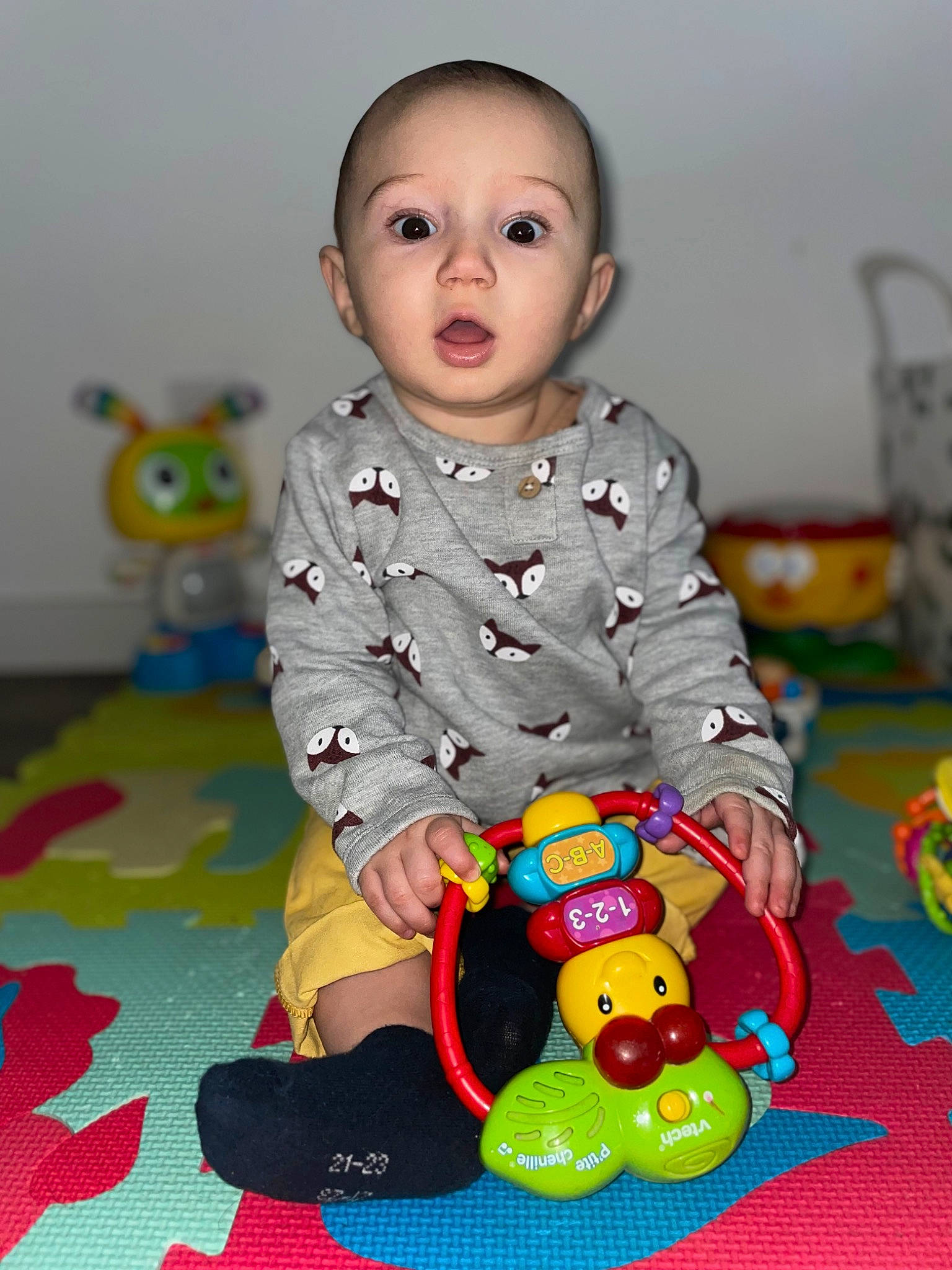 Julio participe au concours pour gagner de l'argent avec cette photo : baby, baby_playing_with_toys, baby_products, baby_toddler_clothing, baby_toys, cheek, child, flooring, fun, happy, pattern, person, play, room, sitting, sleeve, surprise, textile, toddler, toy