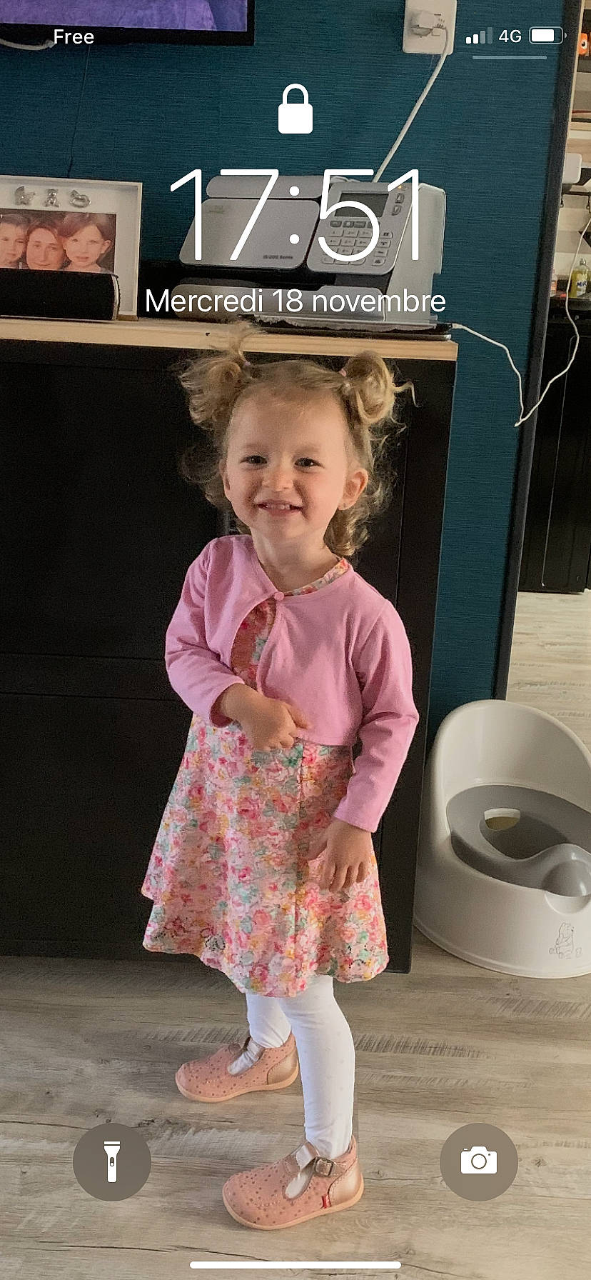 Leerose a rejoint le concours — aidez-le/la à gagner de superbes lots ! audio_equipment, blue, clothing, dress, electronic_device, eye, face, finger, floor, fun, green, hair, hairstyle, head, human, human_body, joy, people, person, product