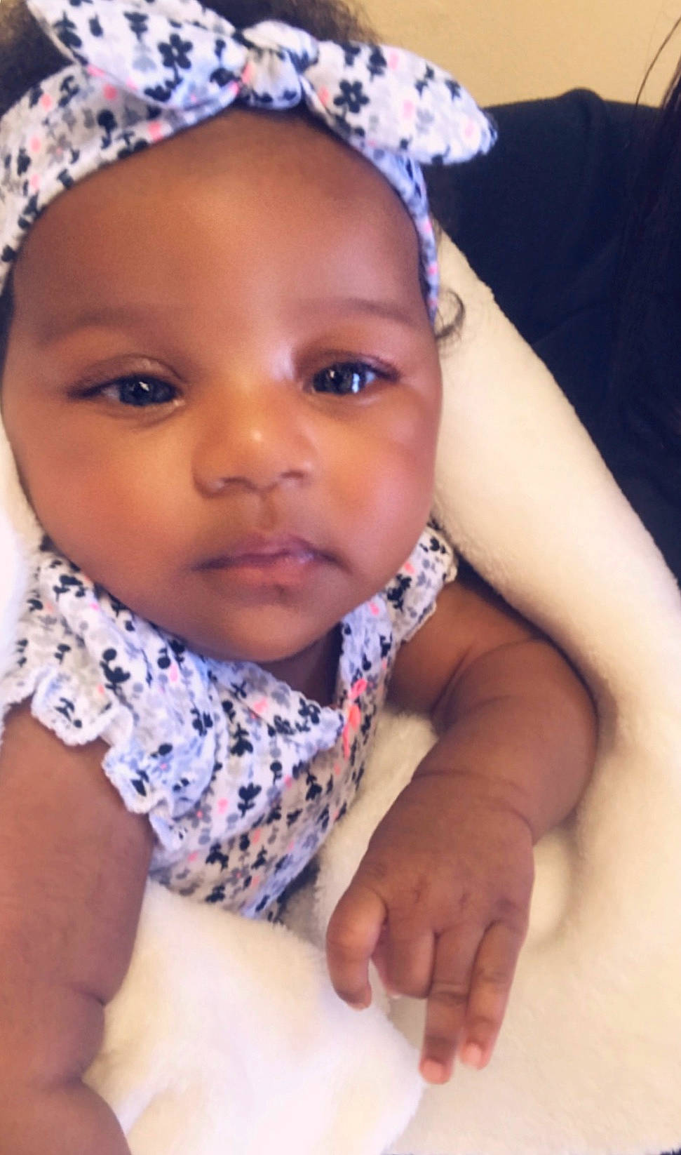 Amariana is registered to the contest to win money with this photo: baby, beauty, cheek, child, chin, eye, eyebrow, face, finger, forehead, hair_accessory, hand, head, headgear, lip, mouth, nose, person, skin, smile