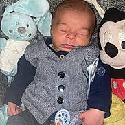 Lyam a rejoint le concours — aidez-le/la à gagner de superbes lots ! baby, blanket, blue_bunny, buttons, clothing, comfort, couch, cute, face, hand, head, indoor, infant, mickey_mouse, pacifier, plush_toy, rest, sleeping, soft_toys, vest