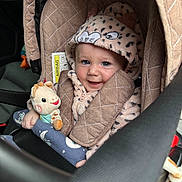 Giorgia a rejoint le concours — aidez-le/la à gagner de superbes lots ! baby, blue_eyes, car_interior, car_seat, child, clothing, cozy, cute, happy, hooded_jacket, infant, playful, plush_toy, portrait, safety, seat, seatbelt, smile, soft_toy, warm